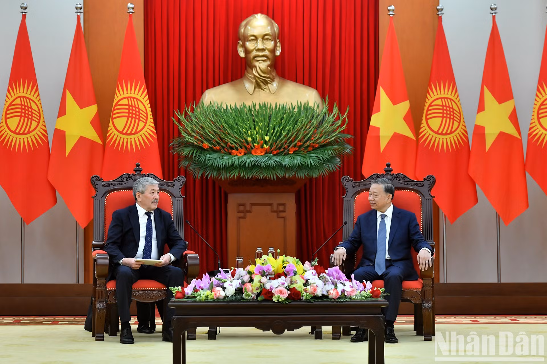 El máximo dirigente partidista de Vietnam dialoga con el premier de Kirguistán.