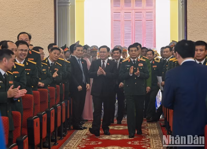 En el encuentro con los oficiales y trabajadores de la Dirección General de Industria de Defensa.