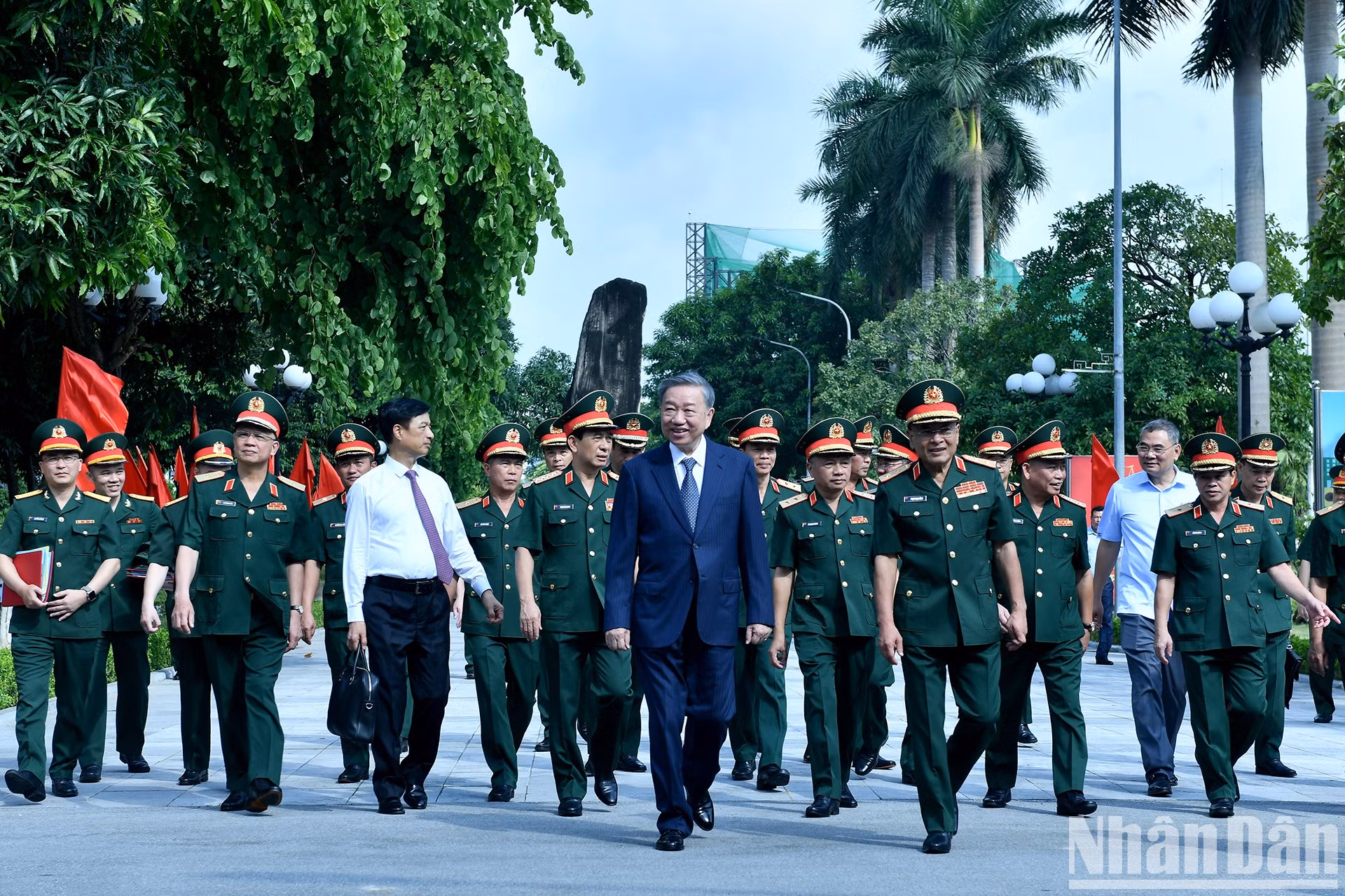 El máximo dirigente vietnamita visita el Departamento General de Inteligencia de Defensa del Ministerio de Defensa.