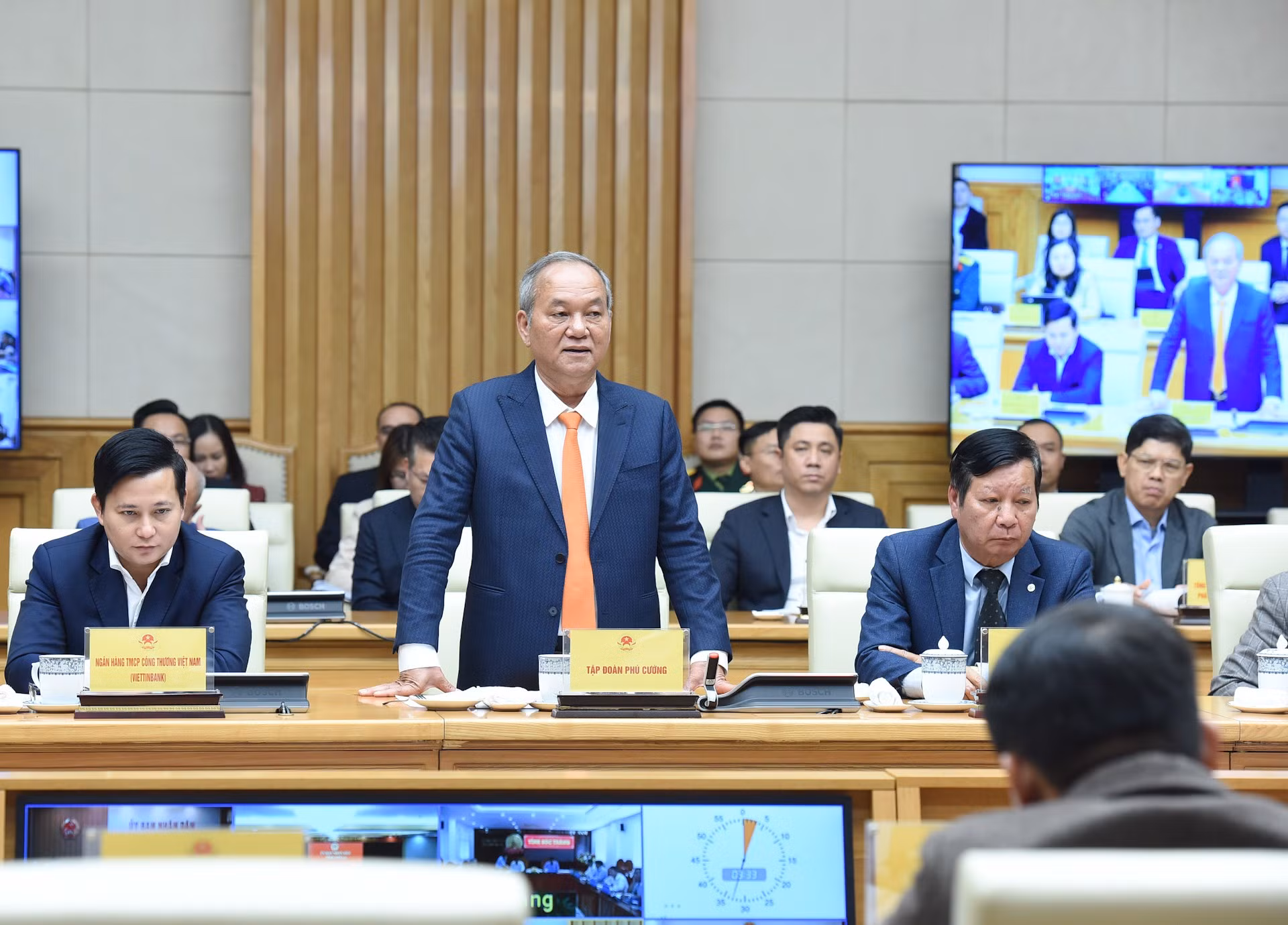 Un representante del Grupo de Phu Cuong presenta su opinión.