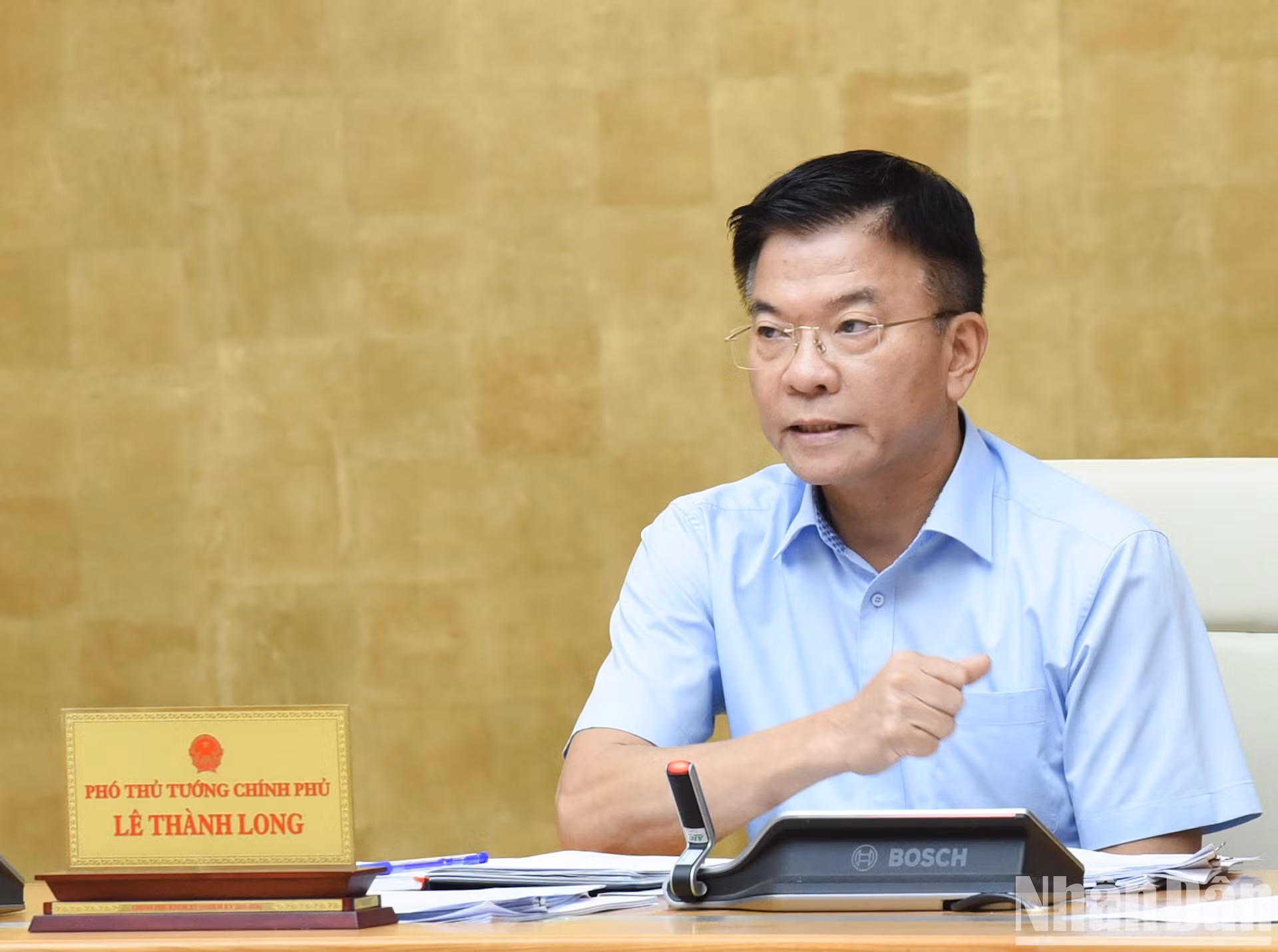 El vice primer ministro Le Thanh Long habla en la sesión.