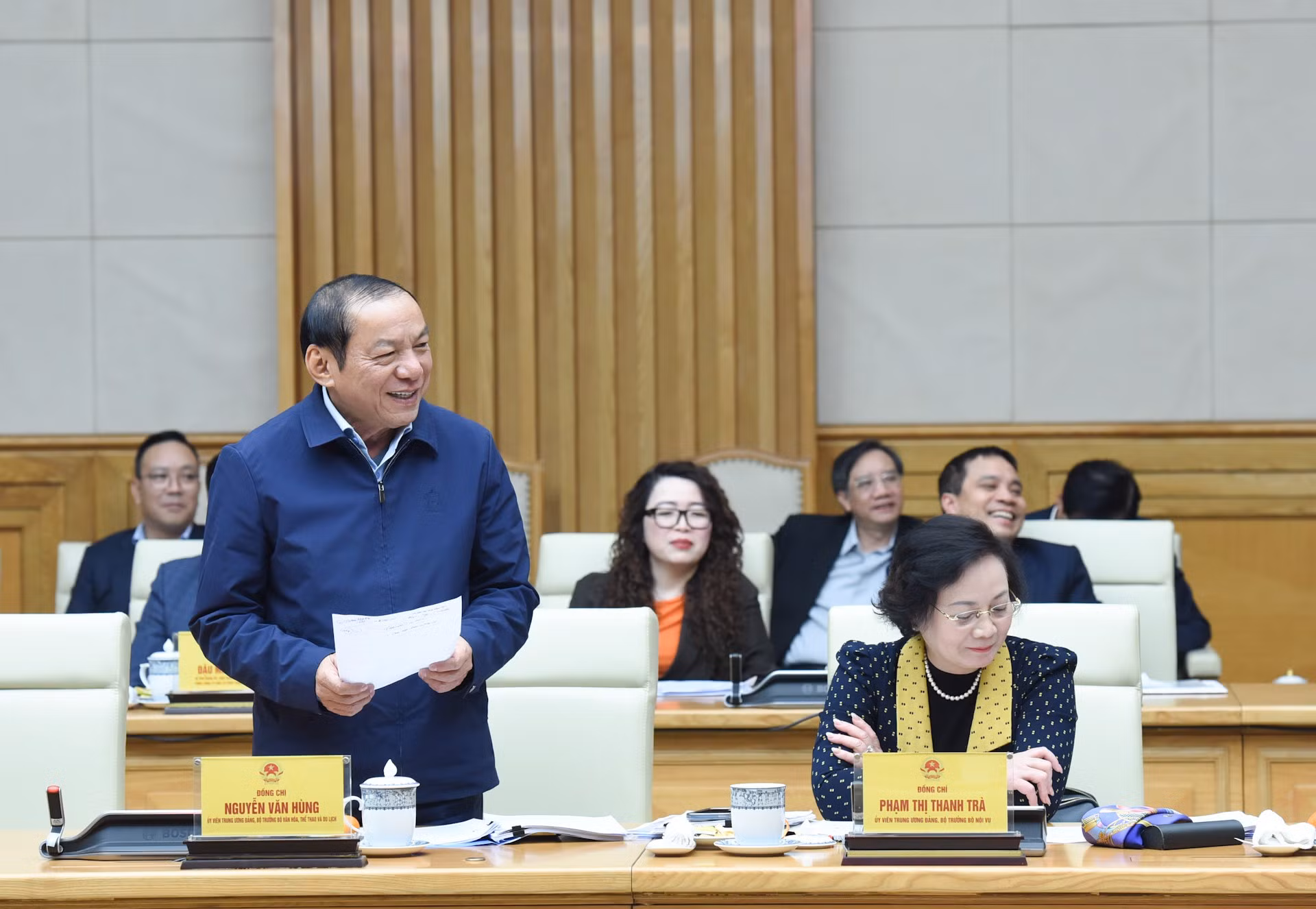 El ministro de Cultura, Deportes y Turismo, Nguyen Van Hung, presenta su opinión.