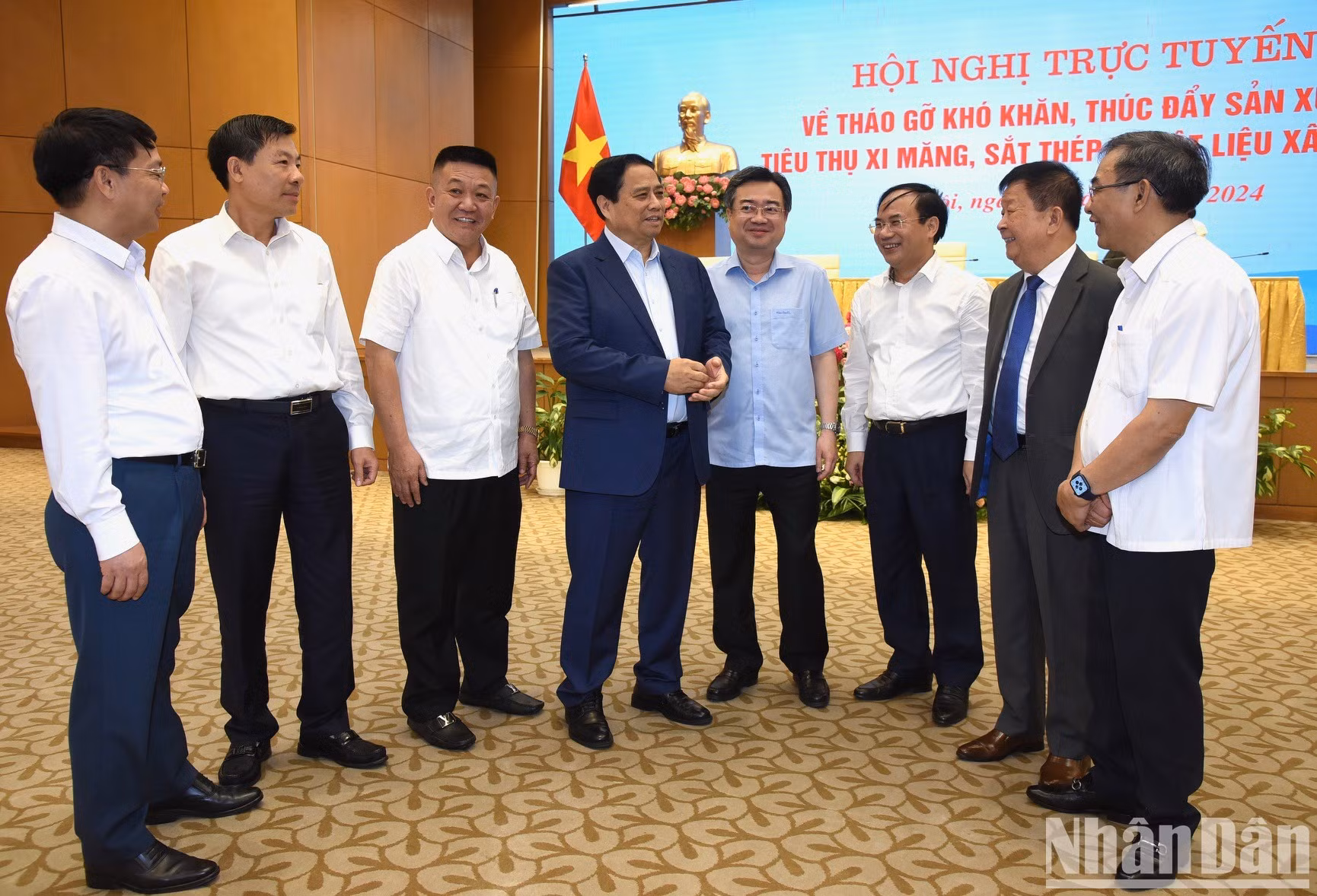 El premier vietnamita (centro) con los delegados.