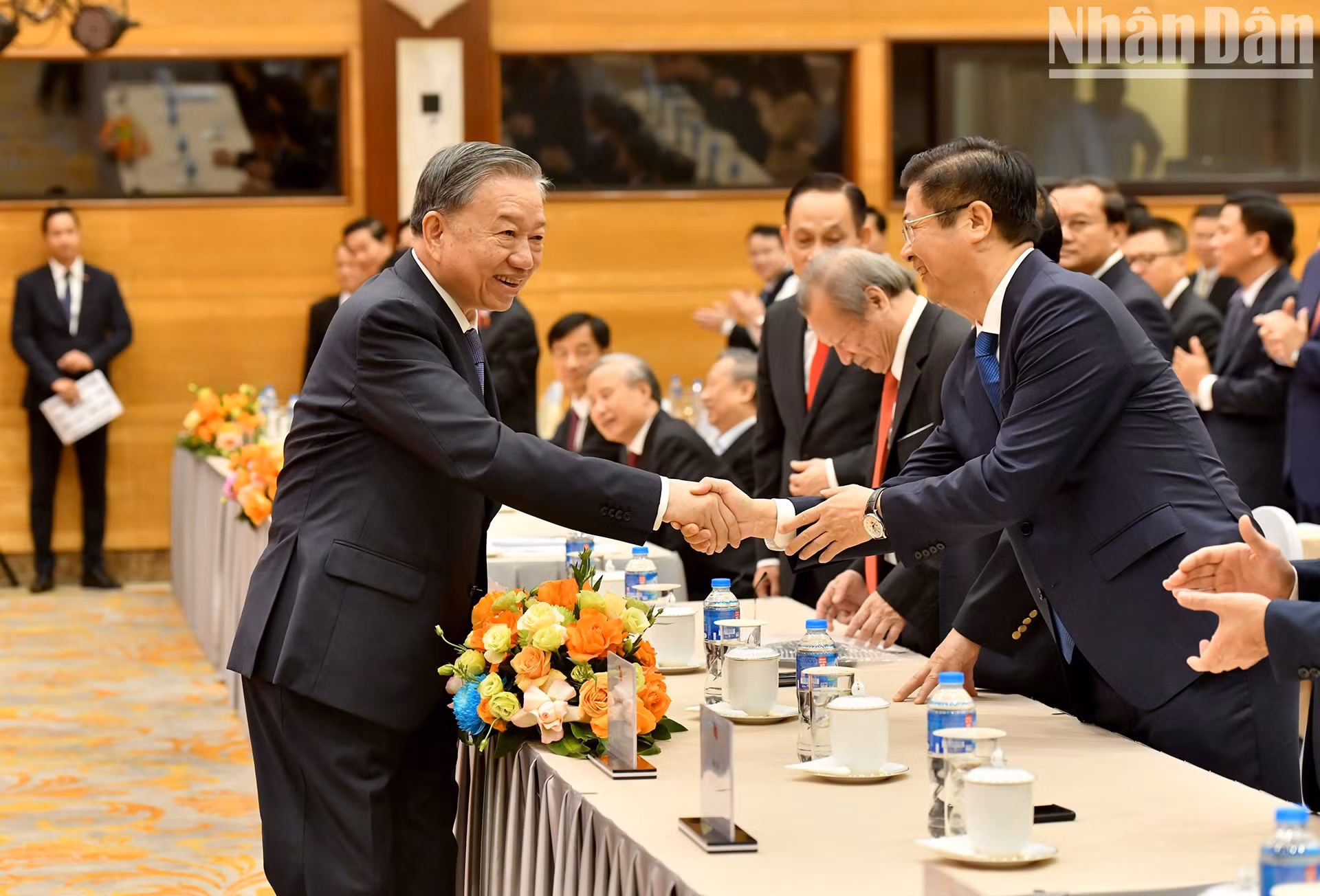 El máximo dirigente partidista de Vietnam, To Lam, saluda a los asistentes a la ceremonia.