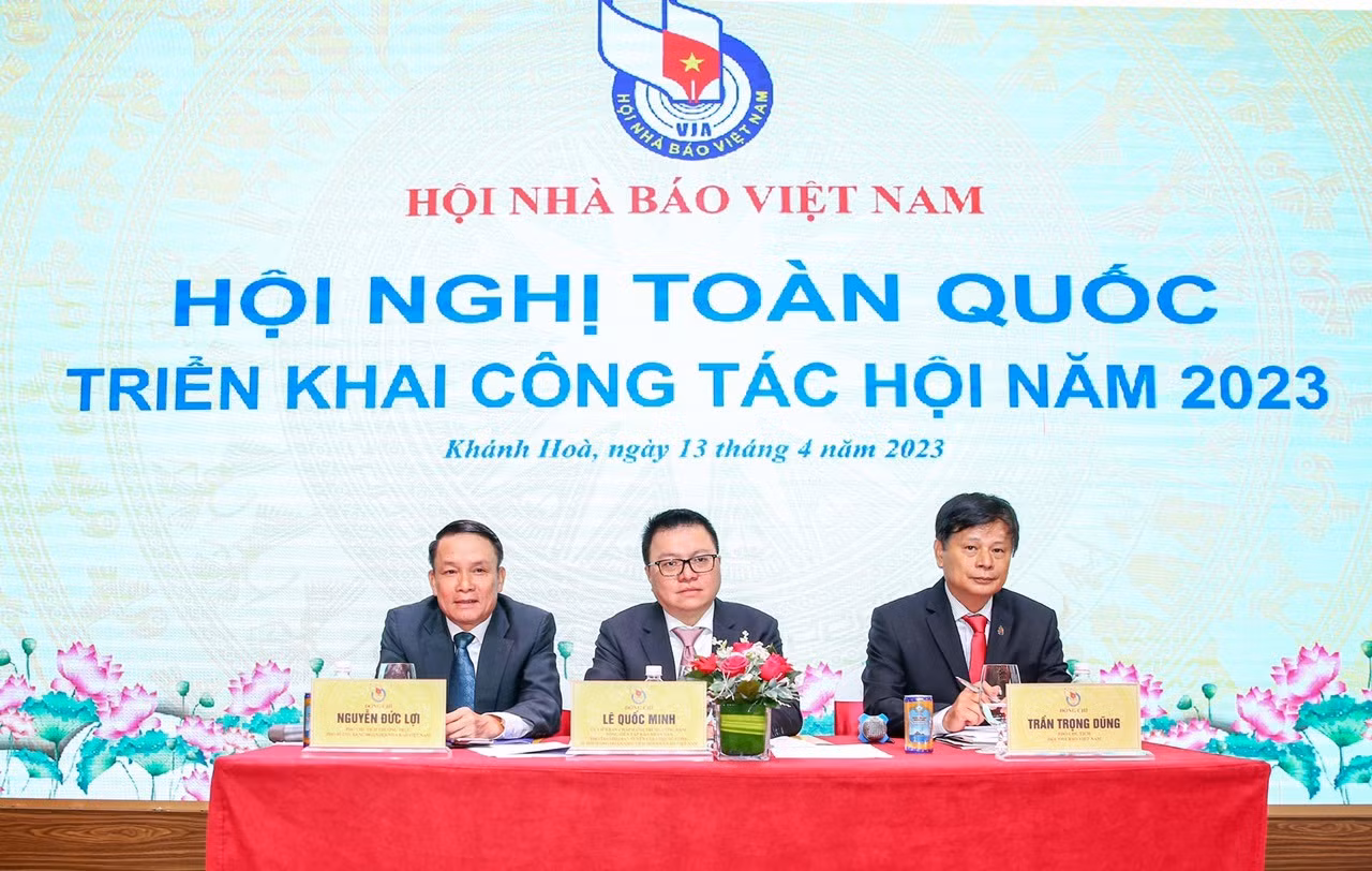 El presidente de la APV, Le Quoc Minh, y los vicepresidentes Nguyen Duc Loi y Tran Trong Dung, en la conferencia.