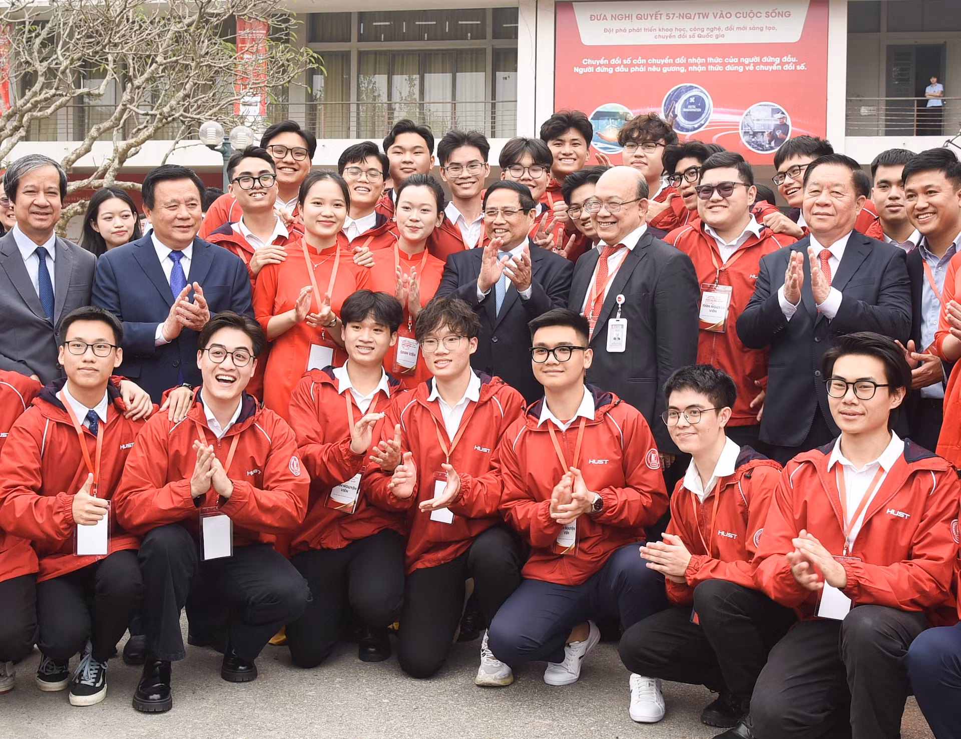 El premier Pham Minh Chinh, junto con los delegados y estudiantes, asisten al acto. El premier Pham Minh Chinh, junto con los delegados y estudiantes, asisten al acto.