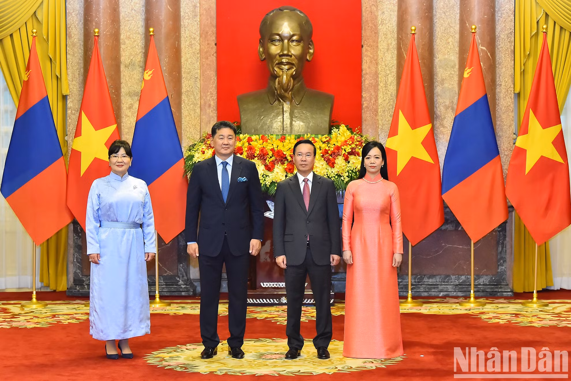 El presidente de Vietnam, Vo Van Thuong, y su homólogo de Mongolia, Ukhnaagiin Khurelsukh.