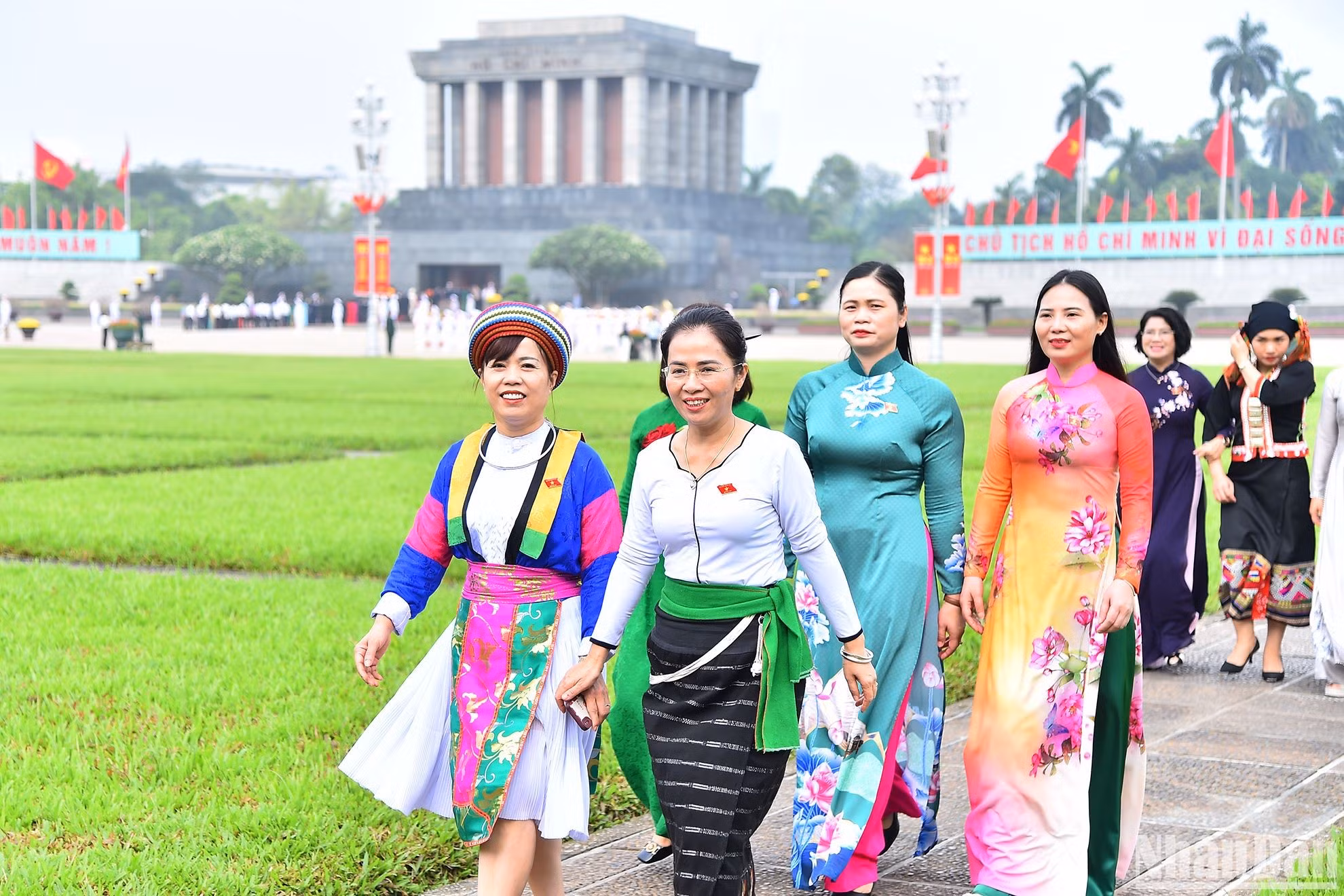 Las delegadas visten trajes tradicionales en la ceremonia de la inauguración del quinto periodo de sesiones del Parlamento de la XV Legislatura.