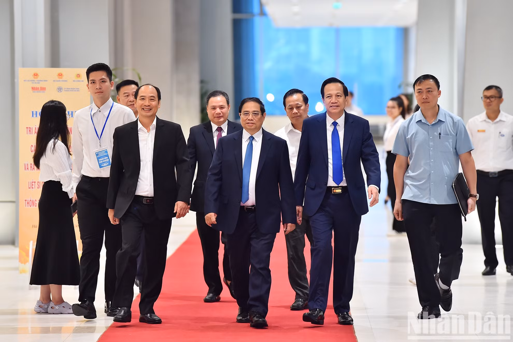 El primer ministro de Vietnam, Pham Minh Chinh (en el centro) asiste al evento.