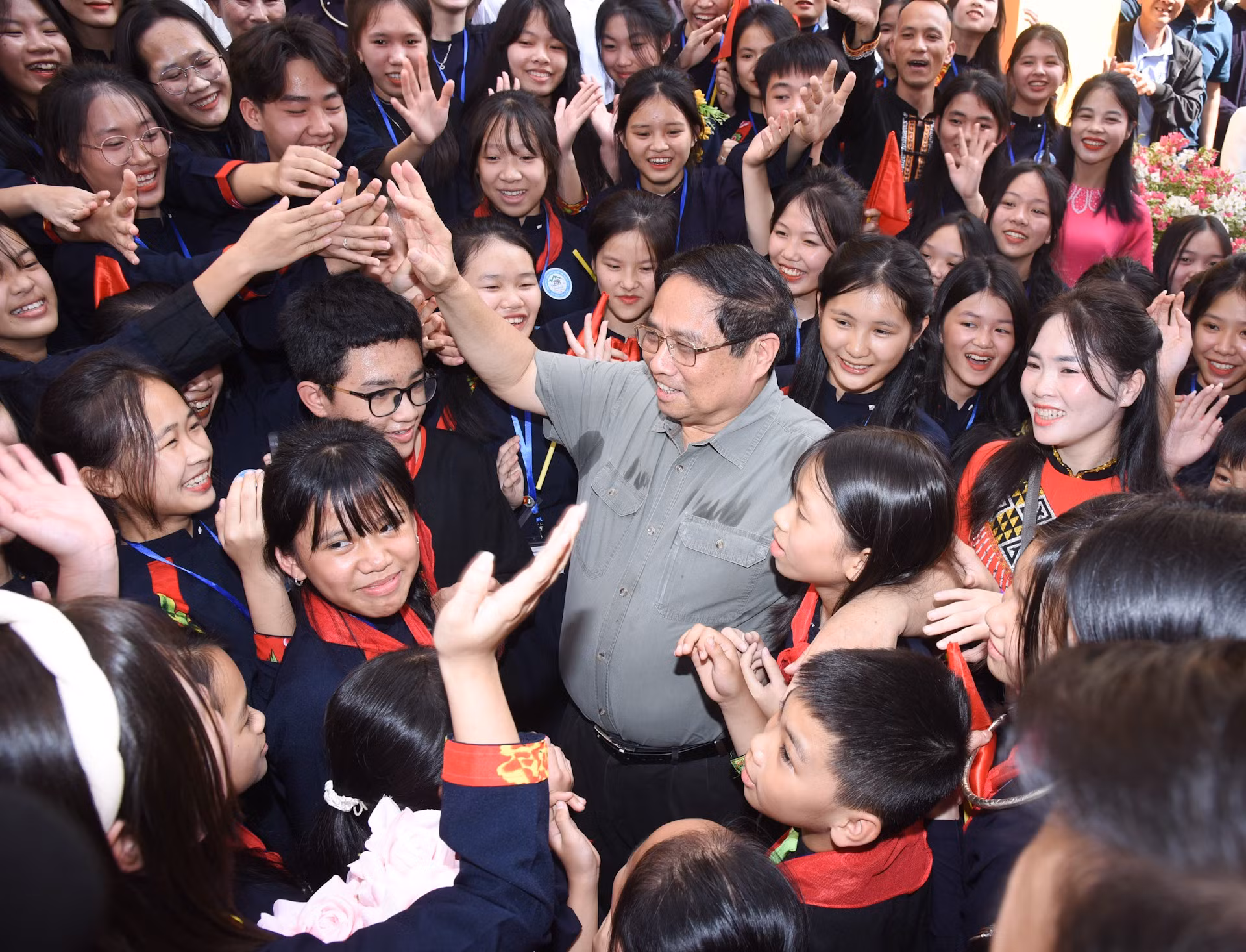 El premier Pham Minh Chinh y los estudiantes de la provincia de Lang Son. El premier Pham Minh Chinh y los estudiantes de la provincia de Lang Son.