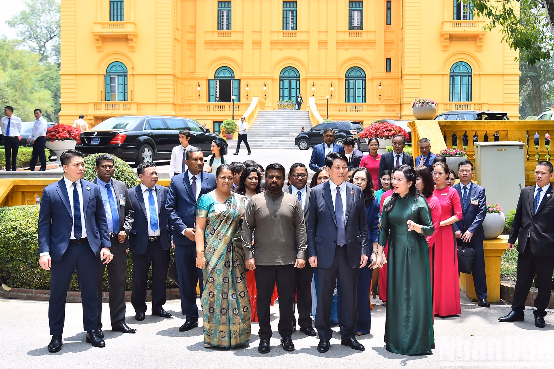 Los dos mandatarios escuchan una presentación sobre la Zona de Reliquias del Presidente Ho Chi Minh en los terrenos del Palacio Presidencial. Los dos mandatarios escuchan una presentación sobre la Zona de Reliquias del Presidente Ho Chi Minh en los terrenos del Palacio Presidencial.