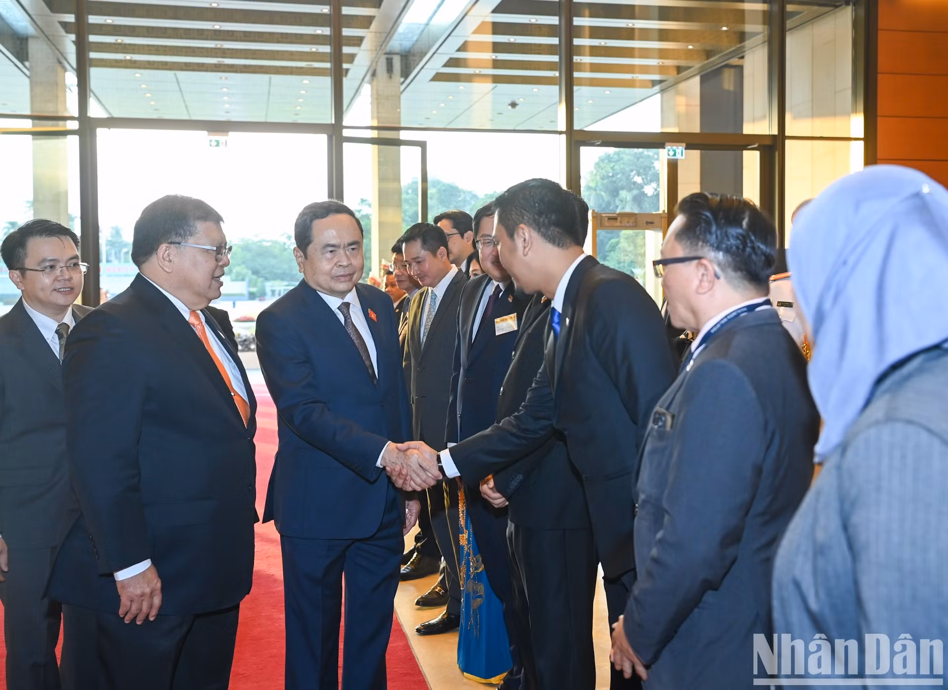 El titular malasio presenta al máximo legislador vietnamita los delegados en la comitiva de Malasia.