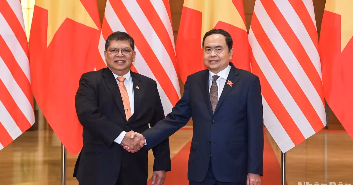 El presidente de la Asamblea Nacional de Vietnam, Tran Thanh Man, se reúne con el presidente de la Cámara de Representantes de Malasia, Tan Sri Dato' Johari Bin Abdul.