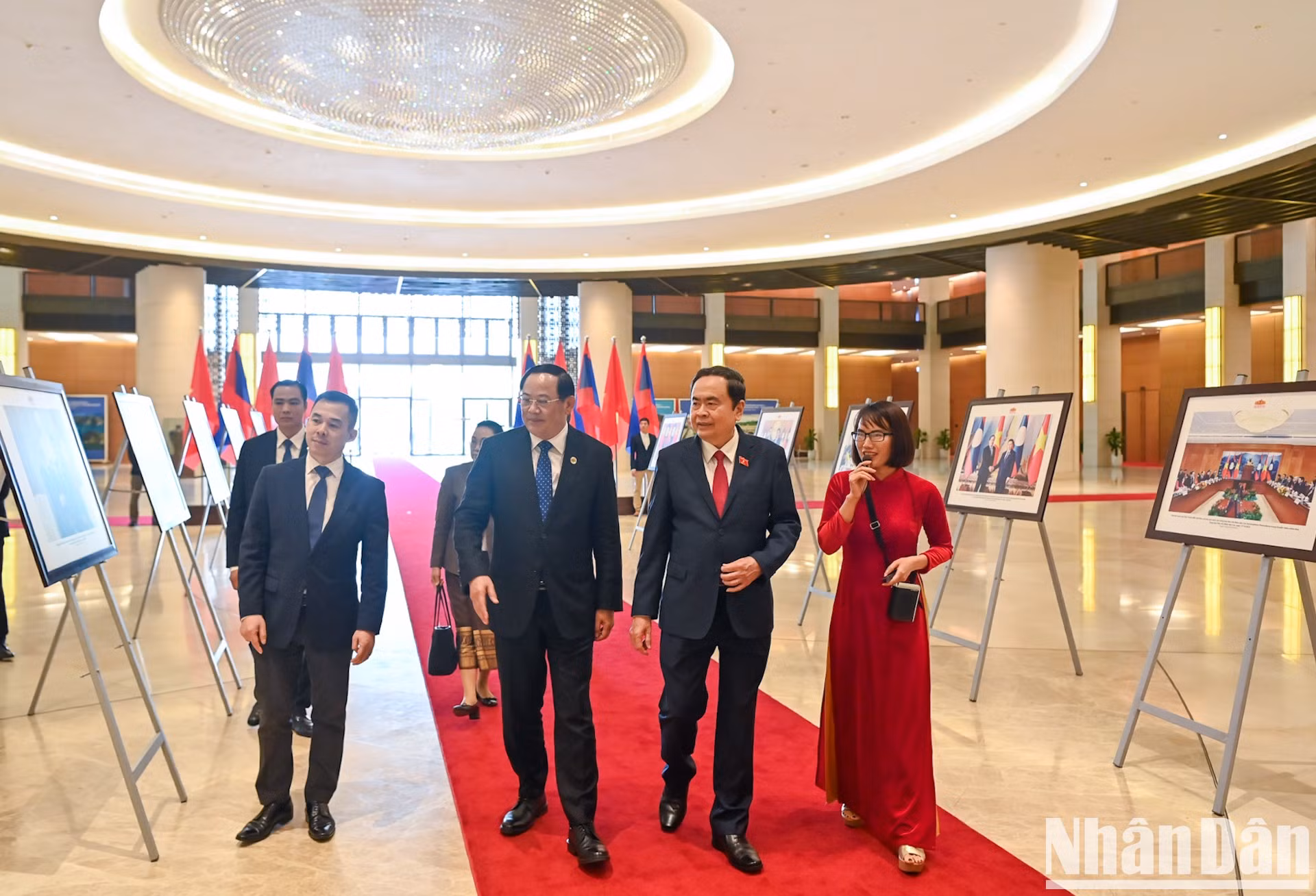 Ambos dirigentes visitan una exposición sobre las relaciones bilaterales.