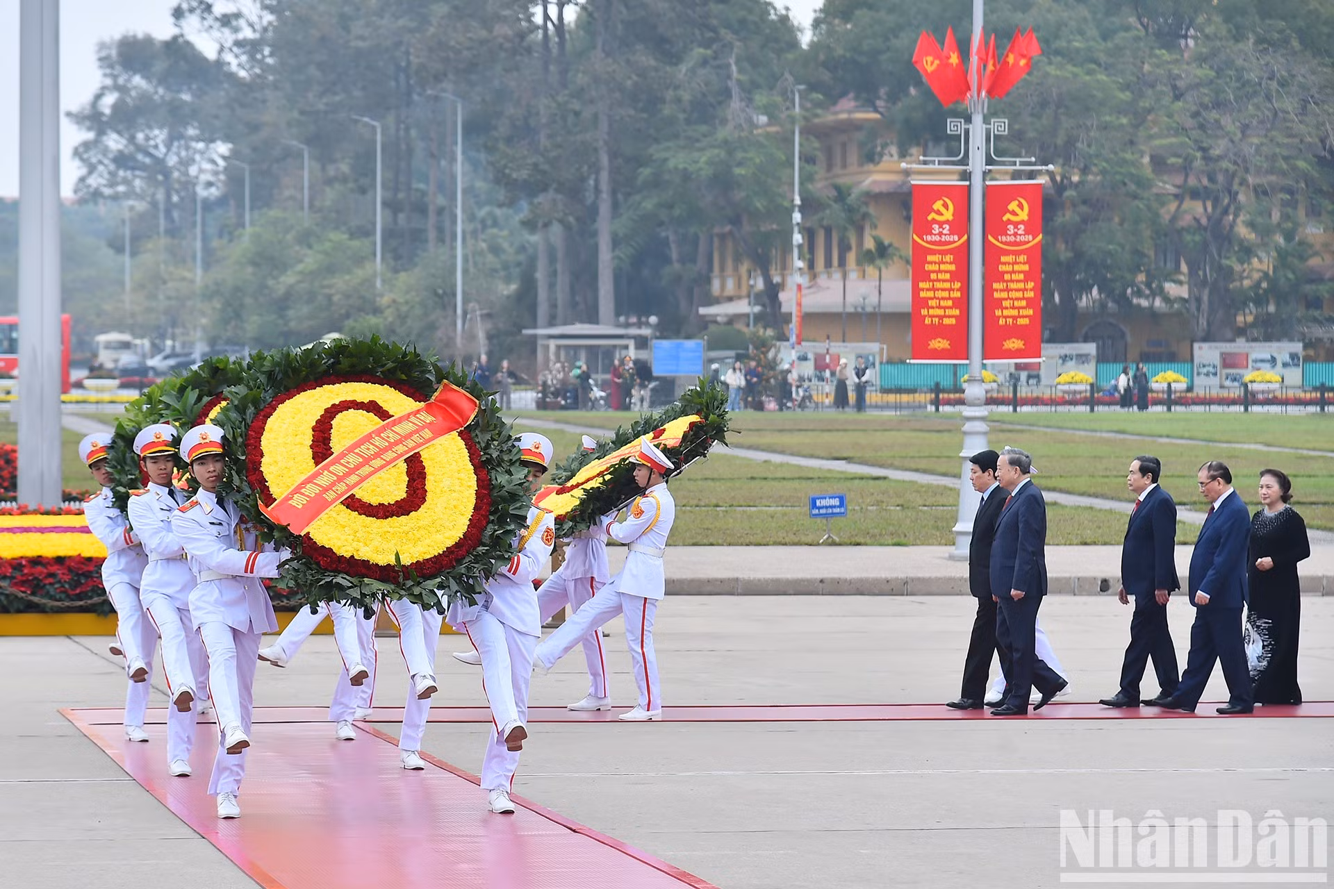 Líderes del Partido y Estado rinden homenaje al Presidente Ho Chi Minh con motivo del Tet