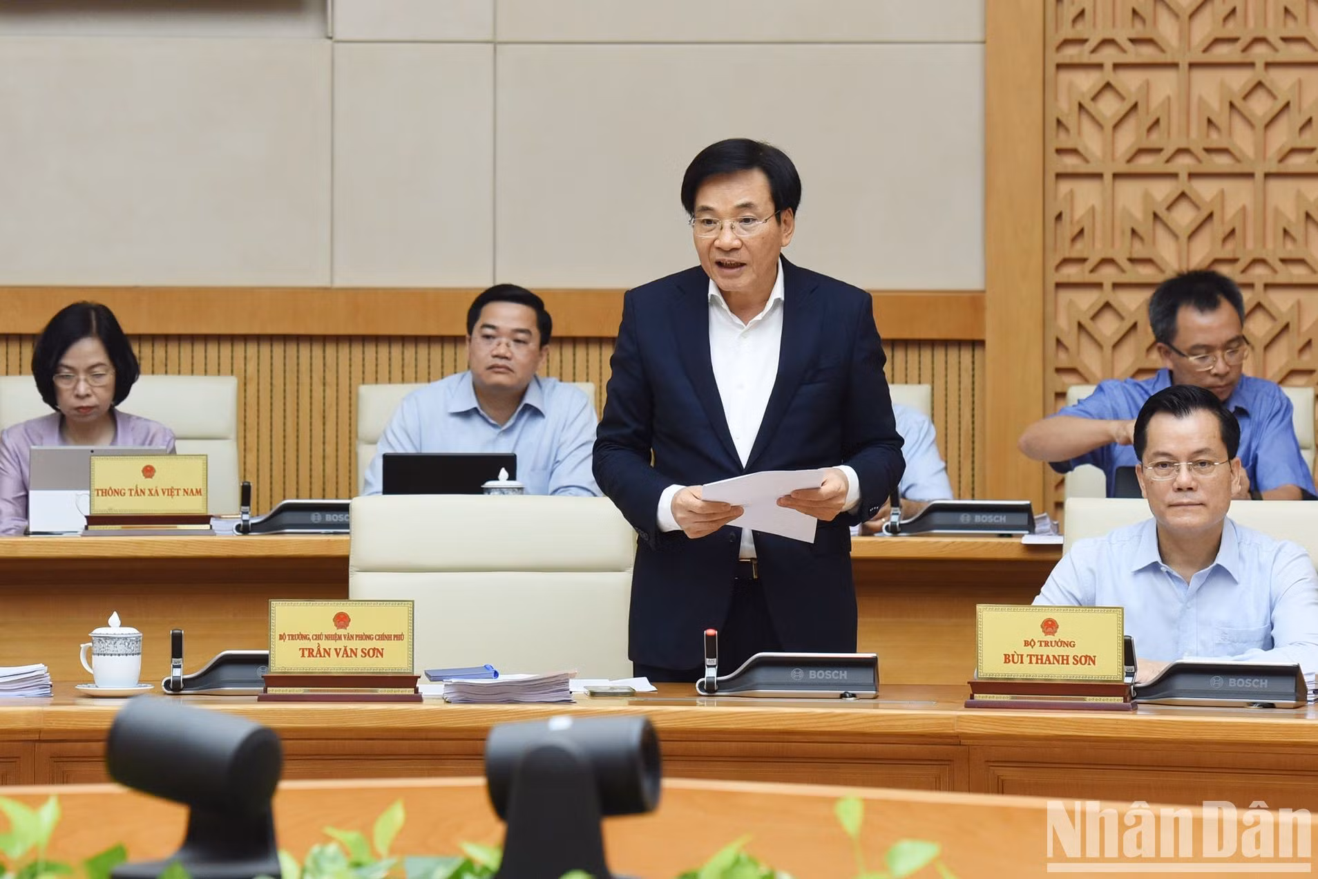 El ministro y jefe de la Oficina del Gobierno de Vietnam, Tran Van Son, habla en el evento. El ministro y jefe de la Oficina del Gobierno de Vietnam, Tran Van Son, habla en el evento.