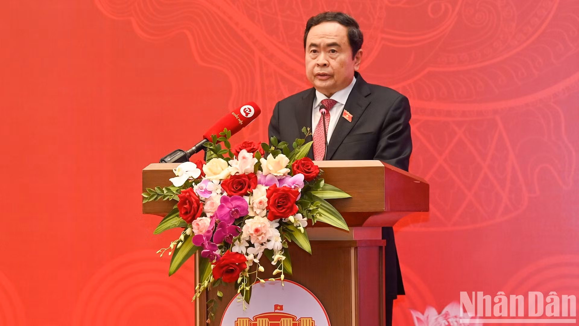 El vicepresidente del Parlamento Tran Thanh Man anuncia el discurso inaugural de la conferencia.