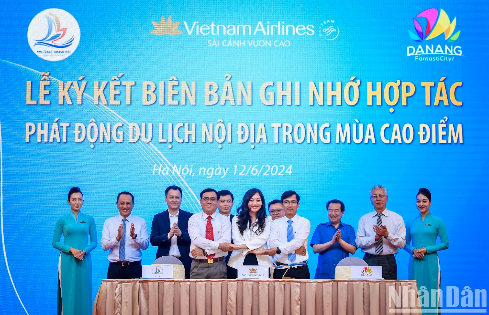 Vietnam Airlines elaborará un mecanismo de cooperación con las localidades nacionales para crear productos turísticos nuevos en este verano. Vietnam Airlines elaborará un mecanismo de cooperación con las localidades nacionales para crear productos turísticos nuevos en este verano.