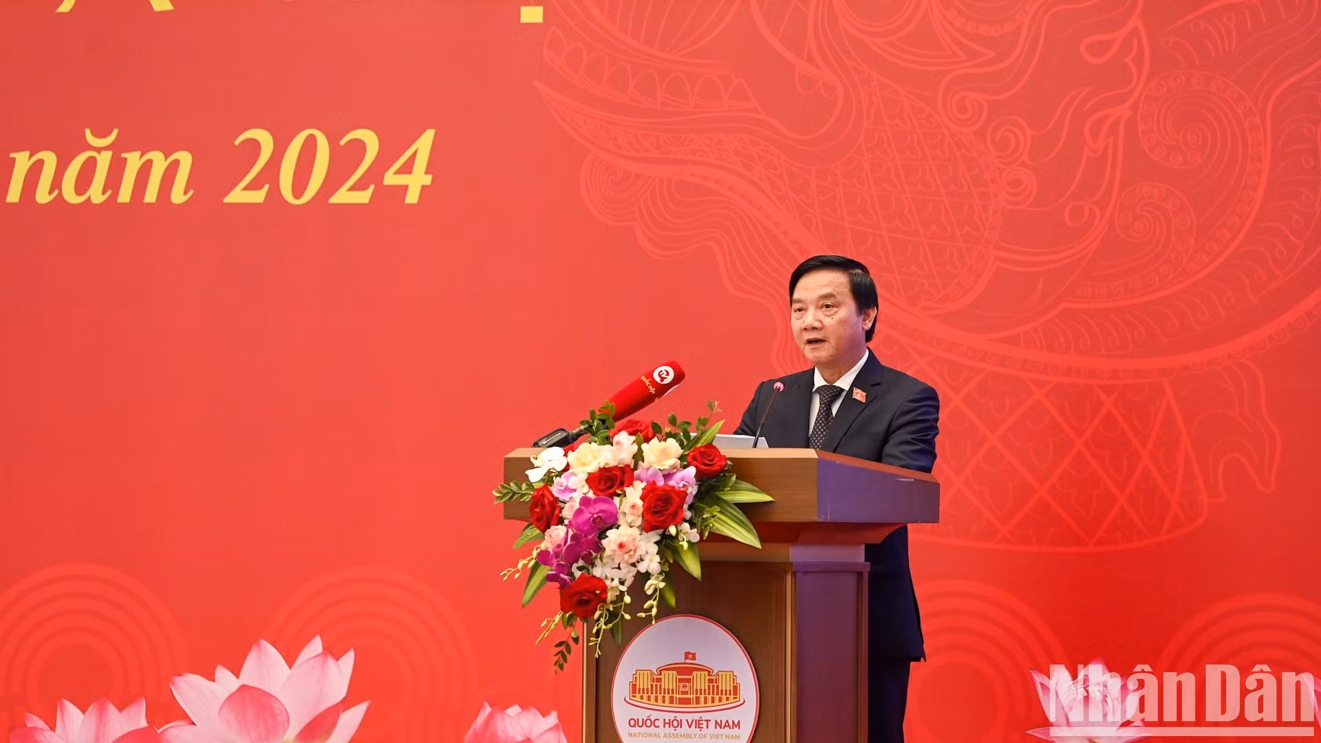 El vicepresidente de la Asamblea Nacional Nguyen Khac Dinh presenta un informe en el que se analizan detalladamente los nuevos puntos, los contenidos clave, los requisitos y las tareas principales para implementar las leyes y resoluciones aprobadas en la sexta sesión y la quinta reunión extraordinaria de la Asamblea Nacional de la XV Legislatura.