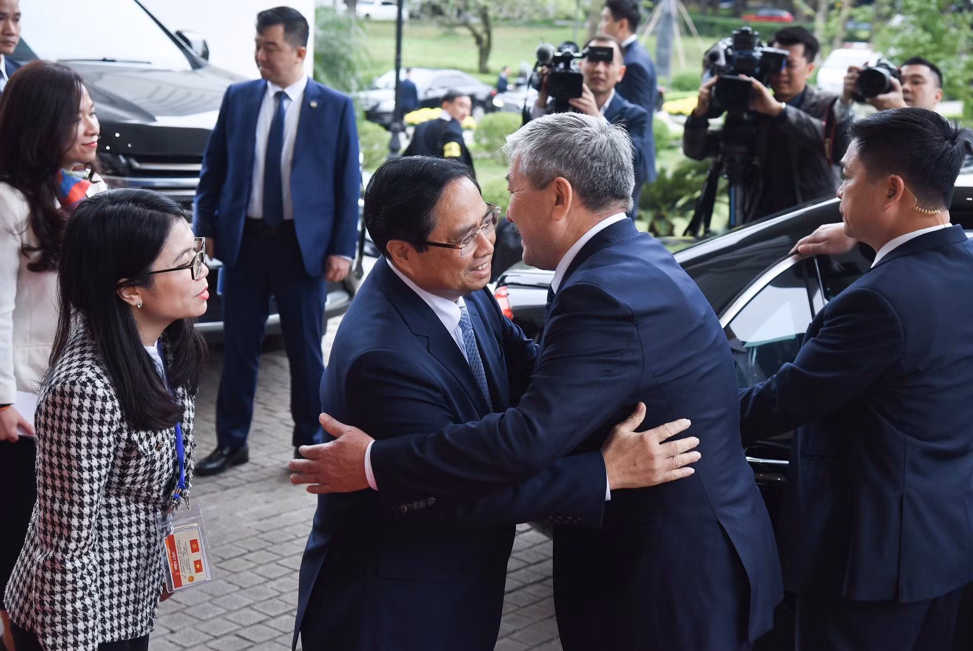 El premier vietnamita Pham Minh Chinh despide a su homólogo de Kirguistán, Adylbek Kasimalyev.