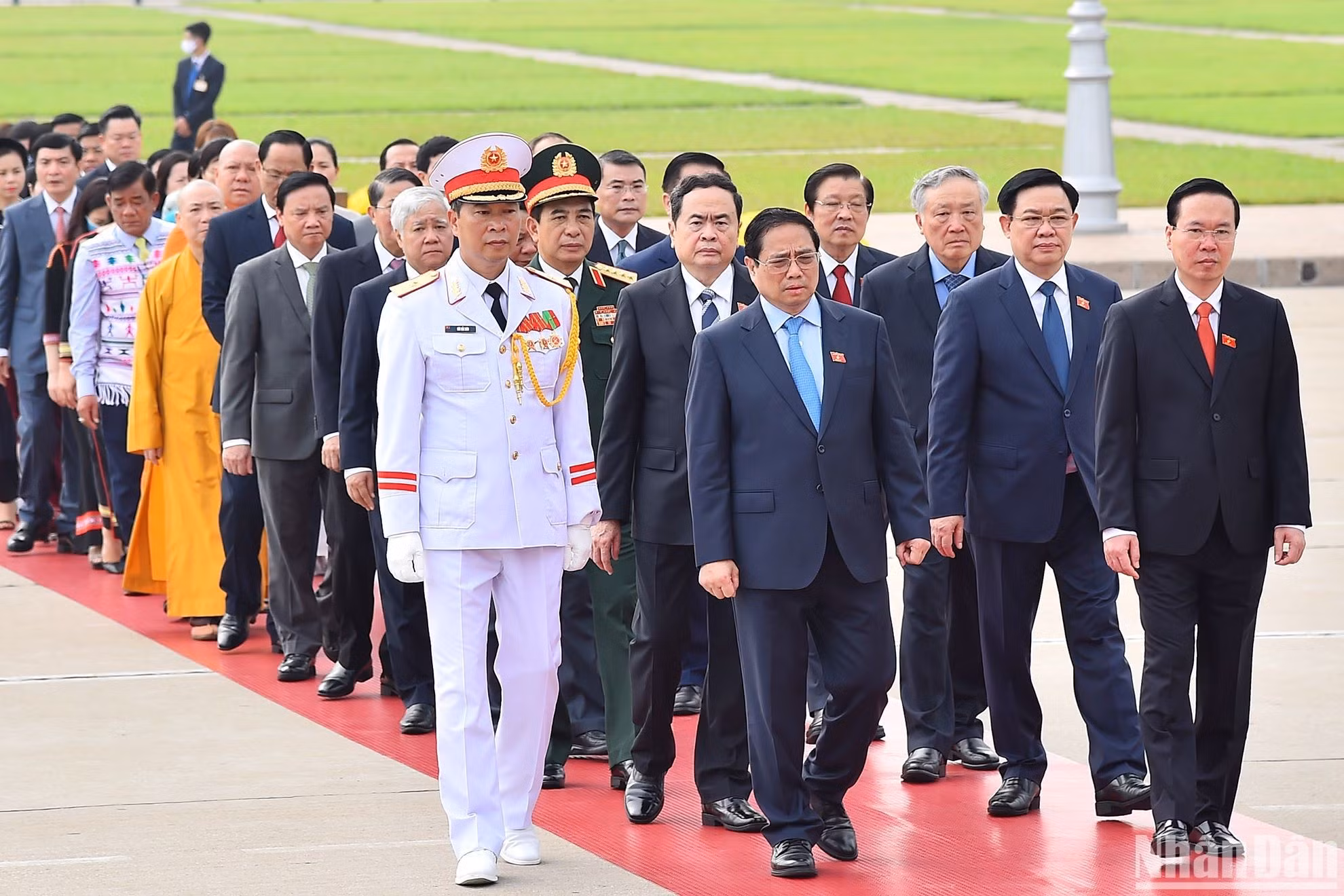 El presidente Vo Van Thuong, el primer ministro Pham Minh Chinh, el presidente de la Asamblea Nacional, Vuong Dinh Hue y los dirigentes del Partido y Estado rinden homenaje al héroe nacional de Vietnam, antes de la inauguración del quinto periodo de sesiones del Parlamento.