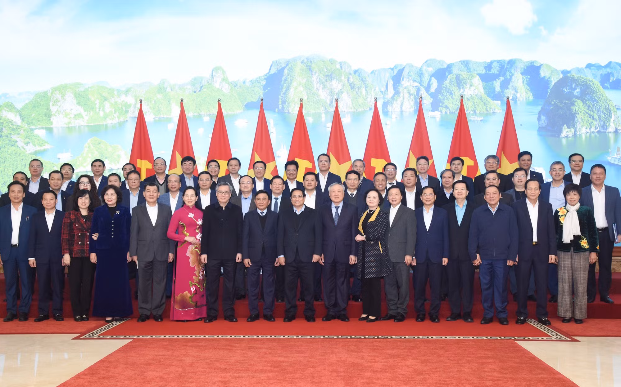 El primer ministro de Vietnam, Pham Minh Chinh, y los asistentes a la reunión.