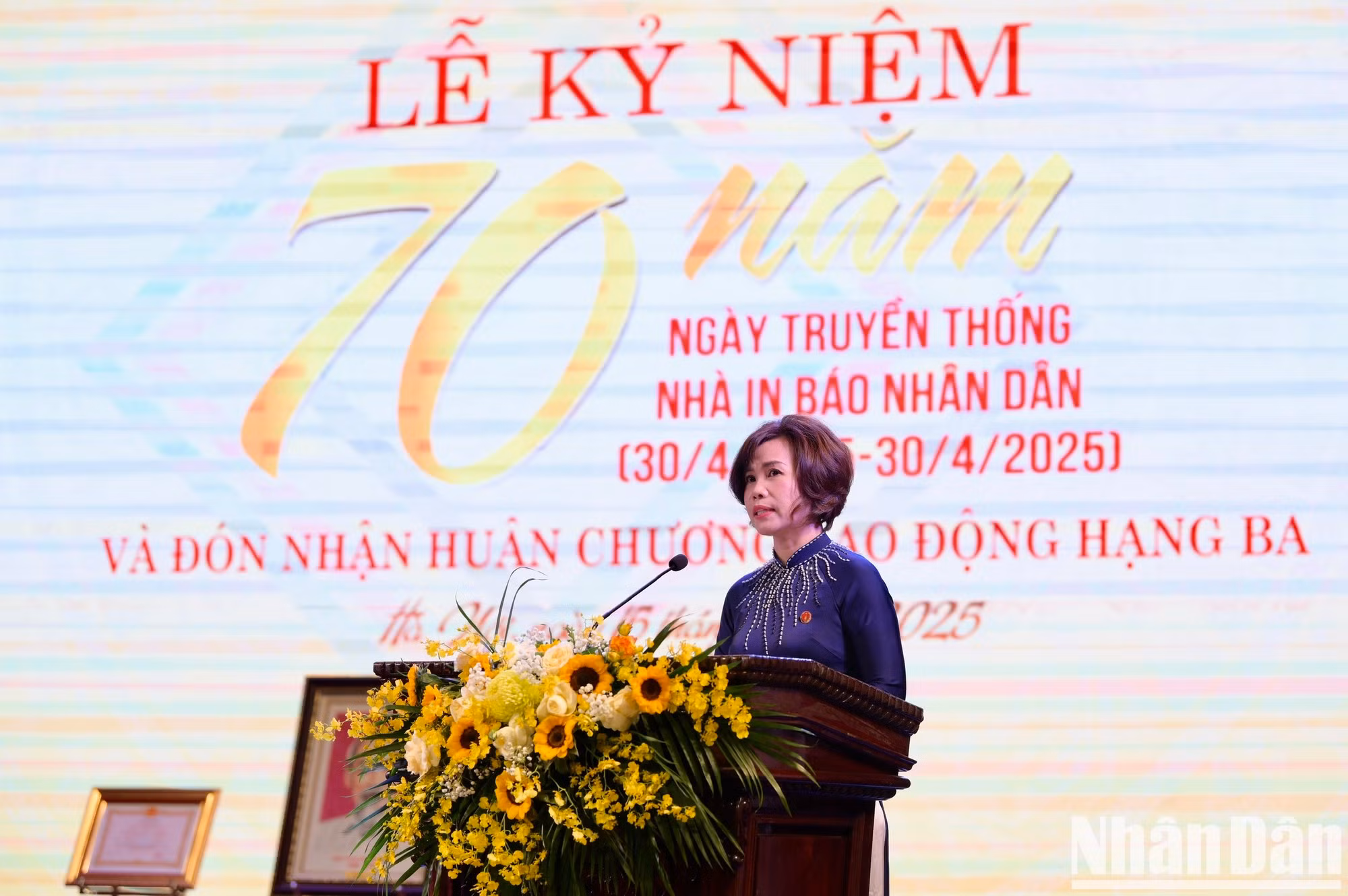 La presidenta de la Empresa de Impresión del periódico Nhan Dan, Tran Thi Kieu Thanh Binh, rememora la historia de la entidad.