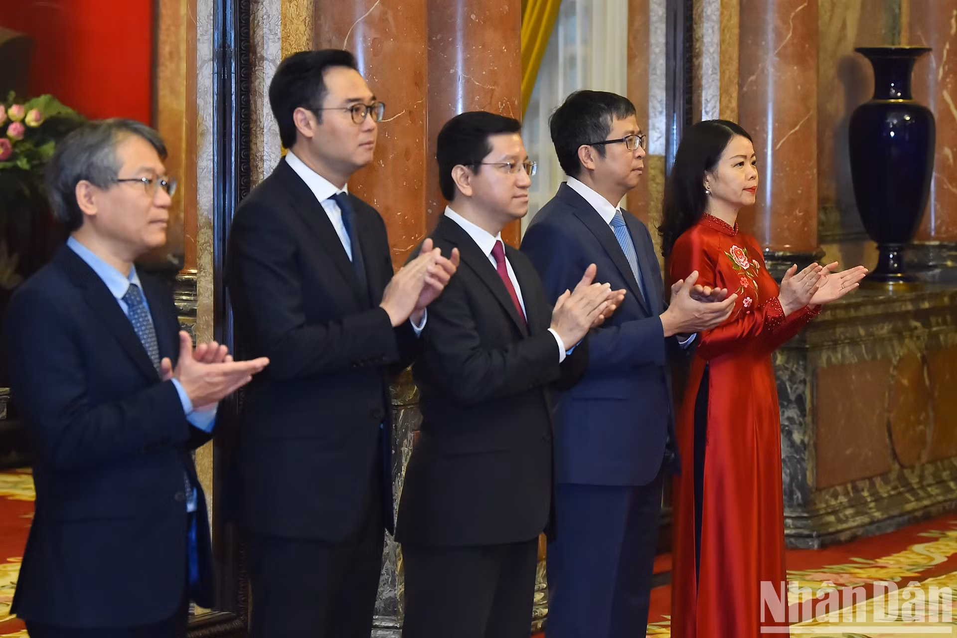 Al acto asisten los vicecancilleres Nguyen Minh Hang (primero, a la derecha) y Pham Thanh Binh (segundo, a la derecha), así como otros funcionarios.