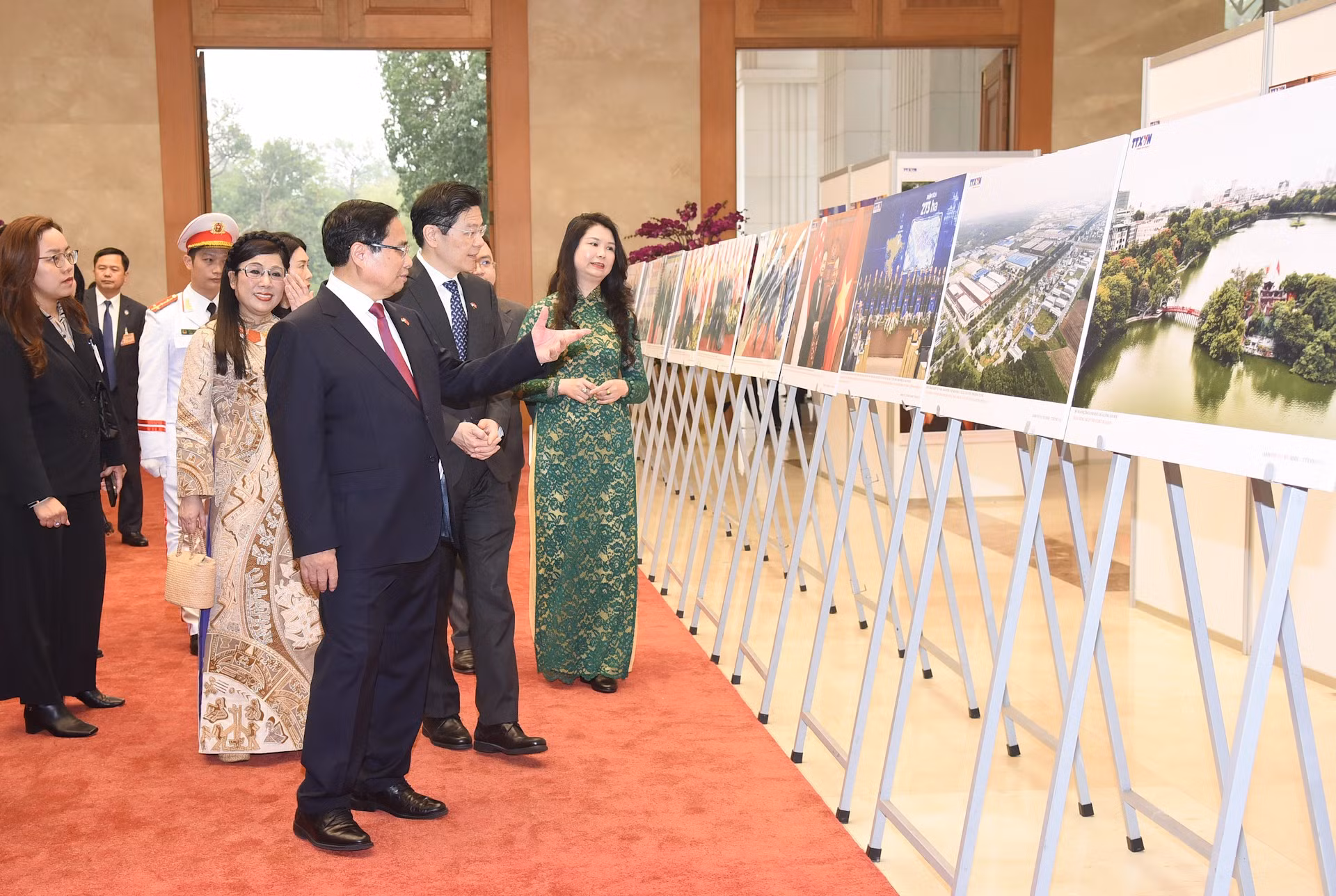 Ambos dirigentes visitan una exposición sobre la cooperación entre los dos países.