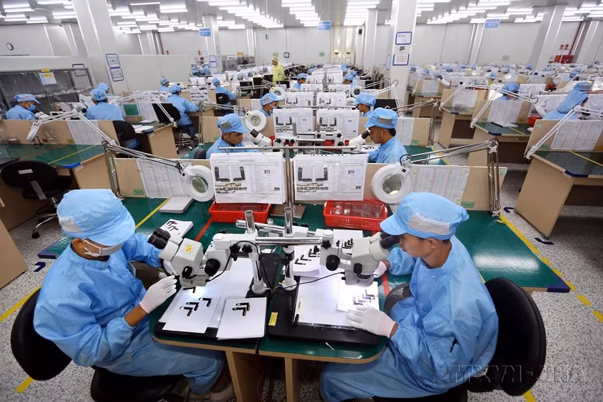 Línea de producción y prueba de placas de circuitos electrónicos de la empresa Young Poong Electronics VINA en el Parque Industrial Binh Xuyen II, en la provincia norteña de Vinh Phuc (Foto: VNA)