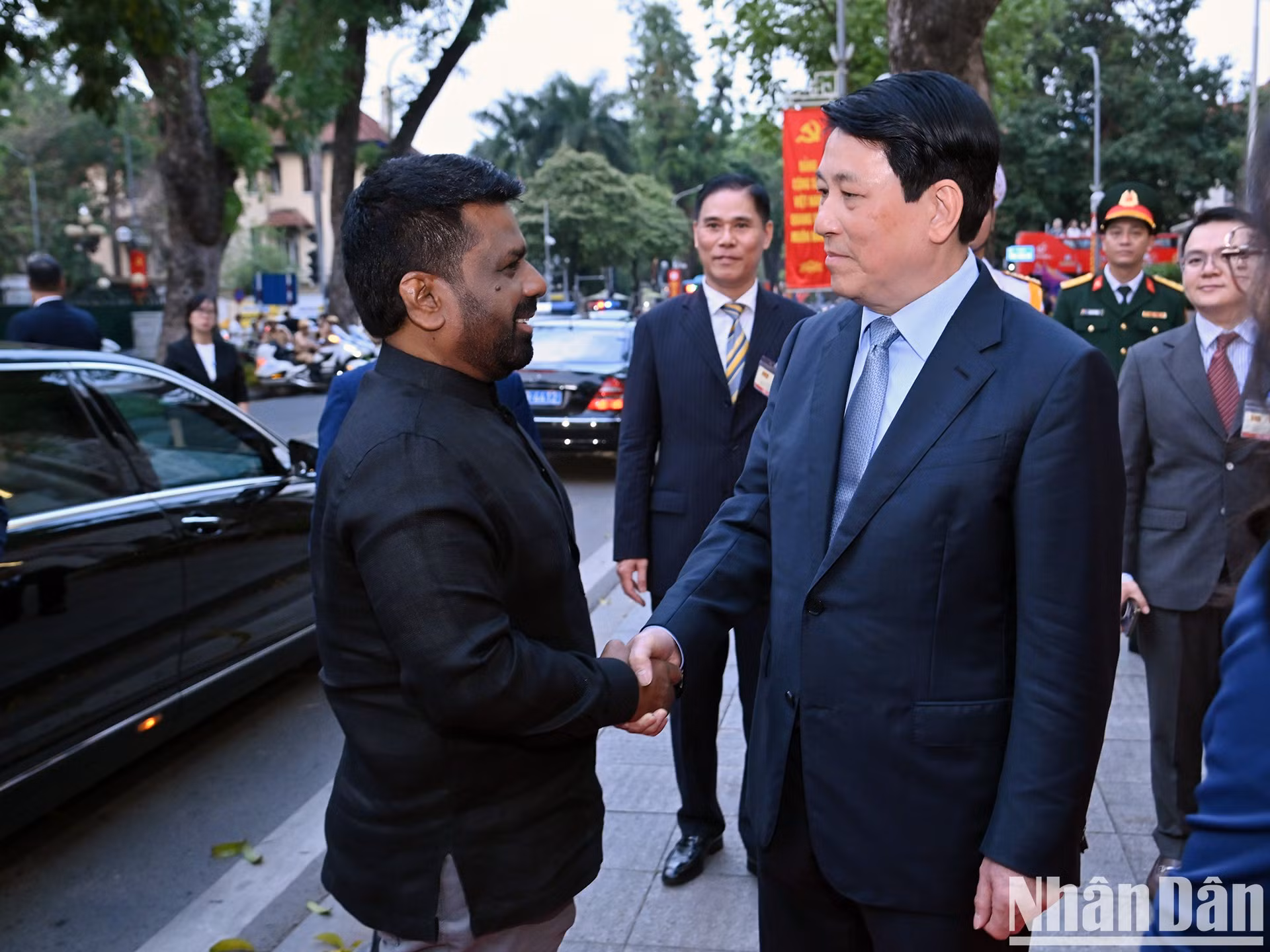 El presidente de Vietnam, Luong Cuong, recibe a su homólogo de Sri Lanka, Anura Kumara Dissanayaka. El presidente de Vietnam, Luong Cuong, recibe a su homólogo de Sri Lanka, Anura Kumara Dissanayaka.