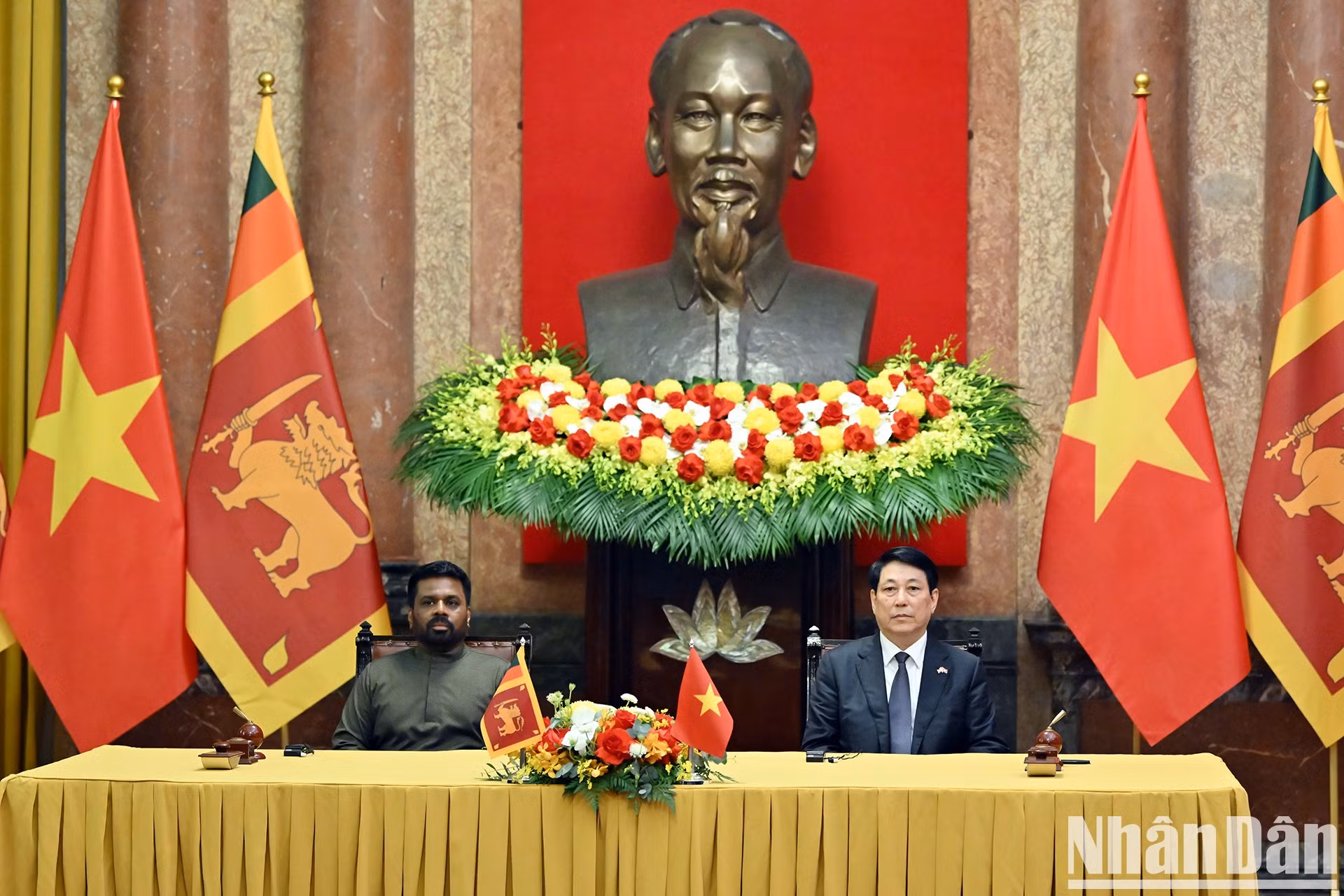 El presidente de Vietnam, Luong Cuong (derecha), y su homólogo de Sri Lanka, Anura Kumara Dissanayaka.