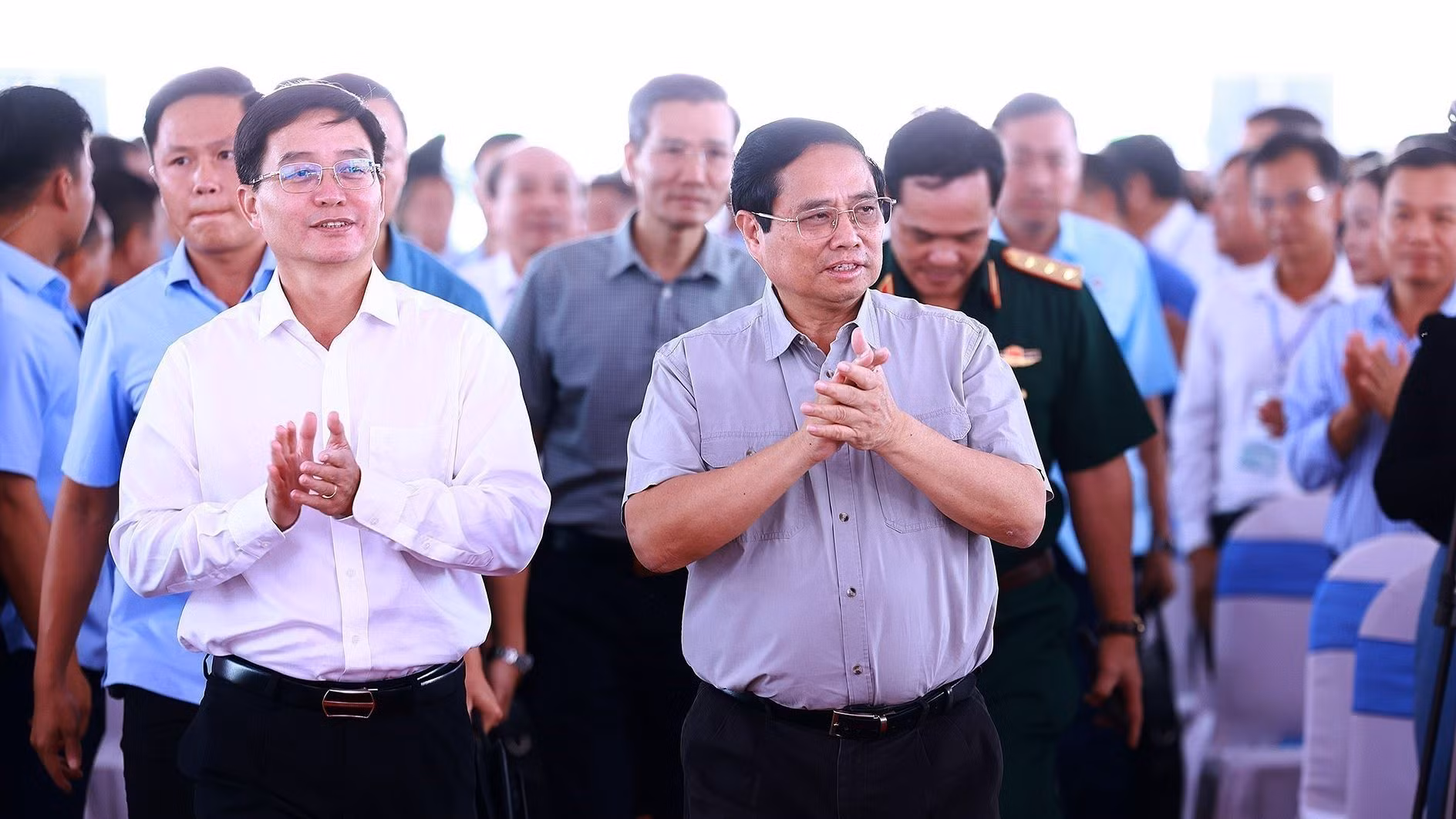 El premier vietnamita asiste a la ceremonia de lanzamiento.
