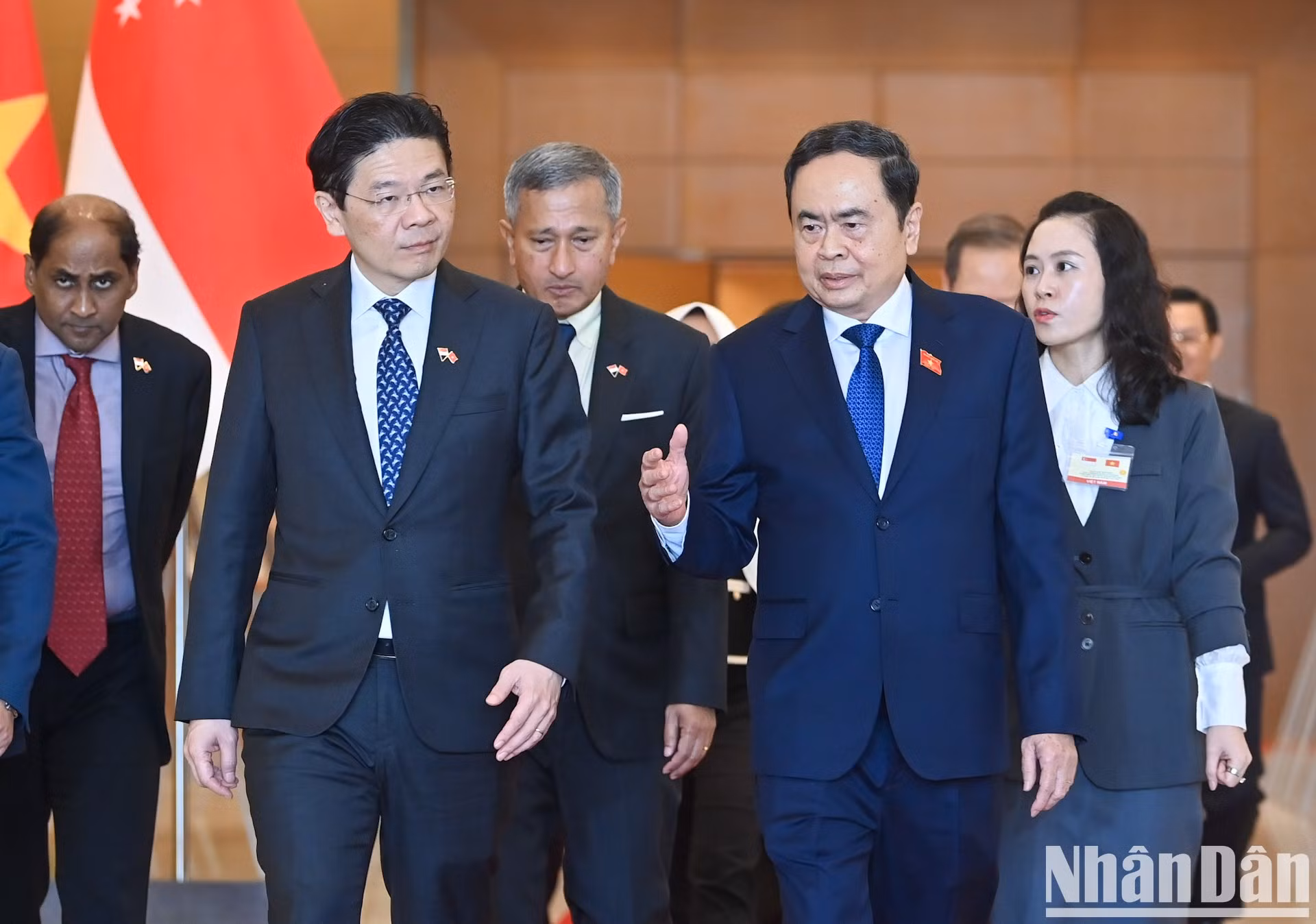 El máximo líder legislativo vietnamita conversa con el premier singapurense.