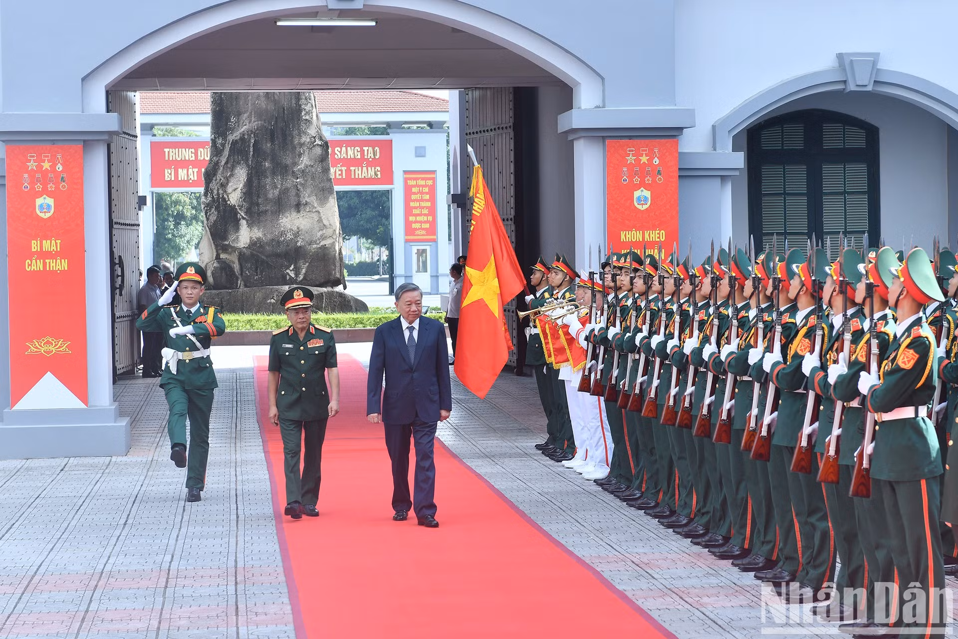 El líder vietnamita pasa revista a la guardia de honor.