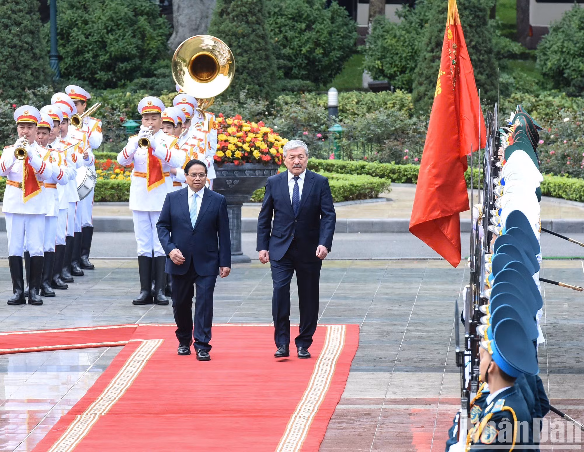 Los dos dirigentes pasa revista a la guardia de honor del Ejército Popular de Vietnam.