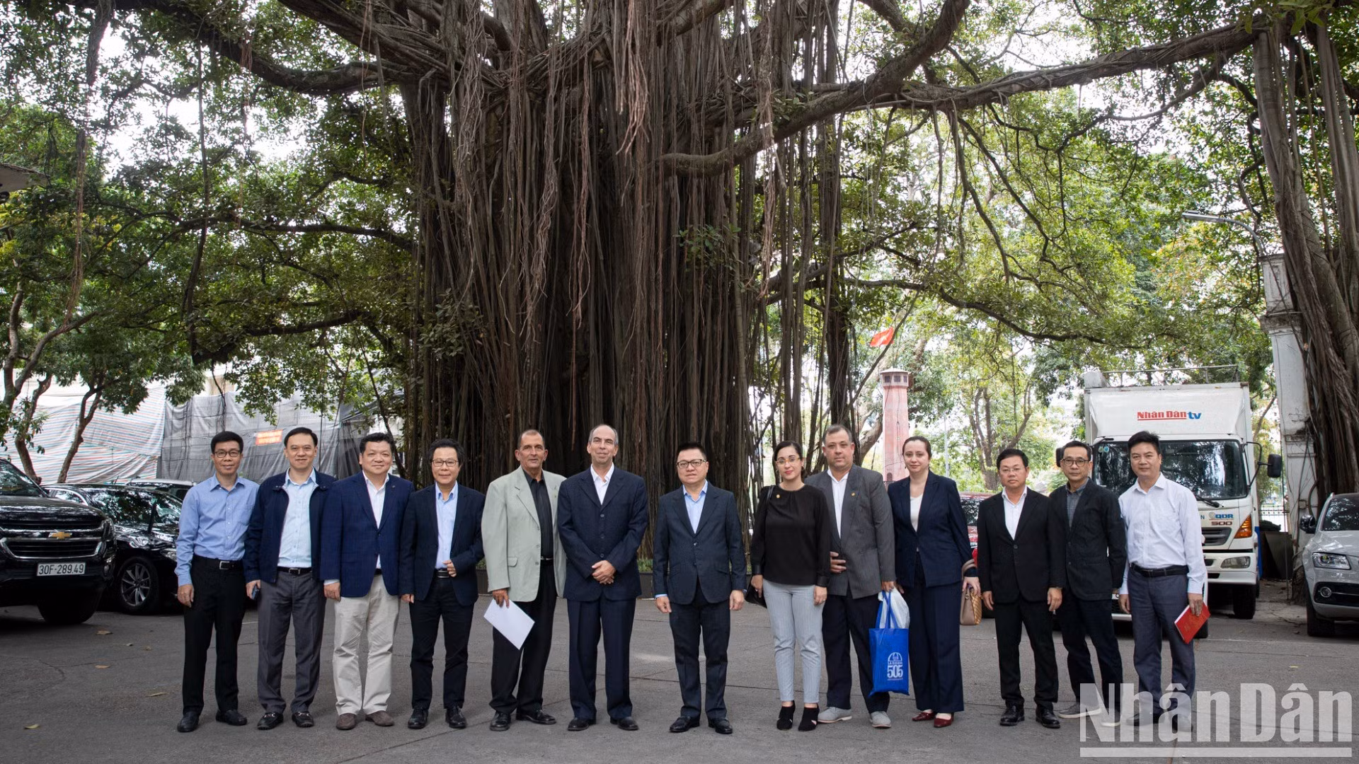 Los delegados del simposio posan junto al emblemático árbol baniano del recinto de Nhan Dan.