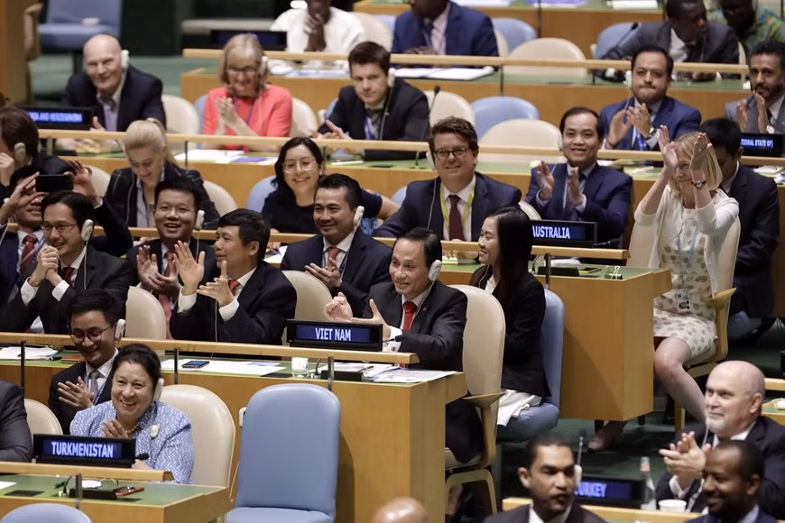 La alegría de los miembros de la delegación vietnamita cuando el país fue elegido como miembro no permanente del Consejo de Seguridad de la ONU para el período 2020-2021 con un número casi absoluto de votos (junio de 2019). (Foto: VNA)
