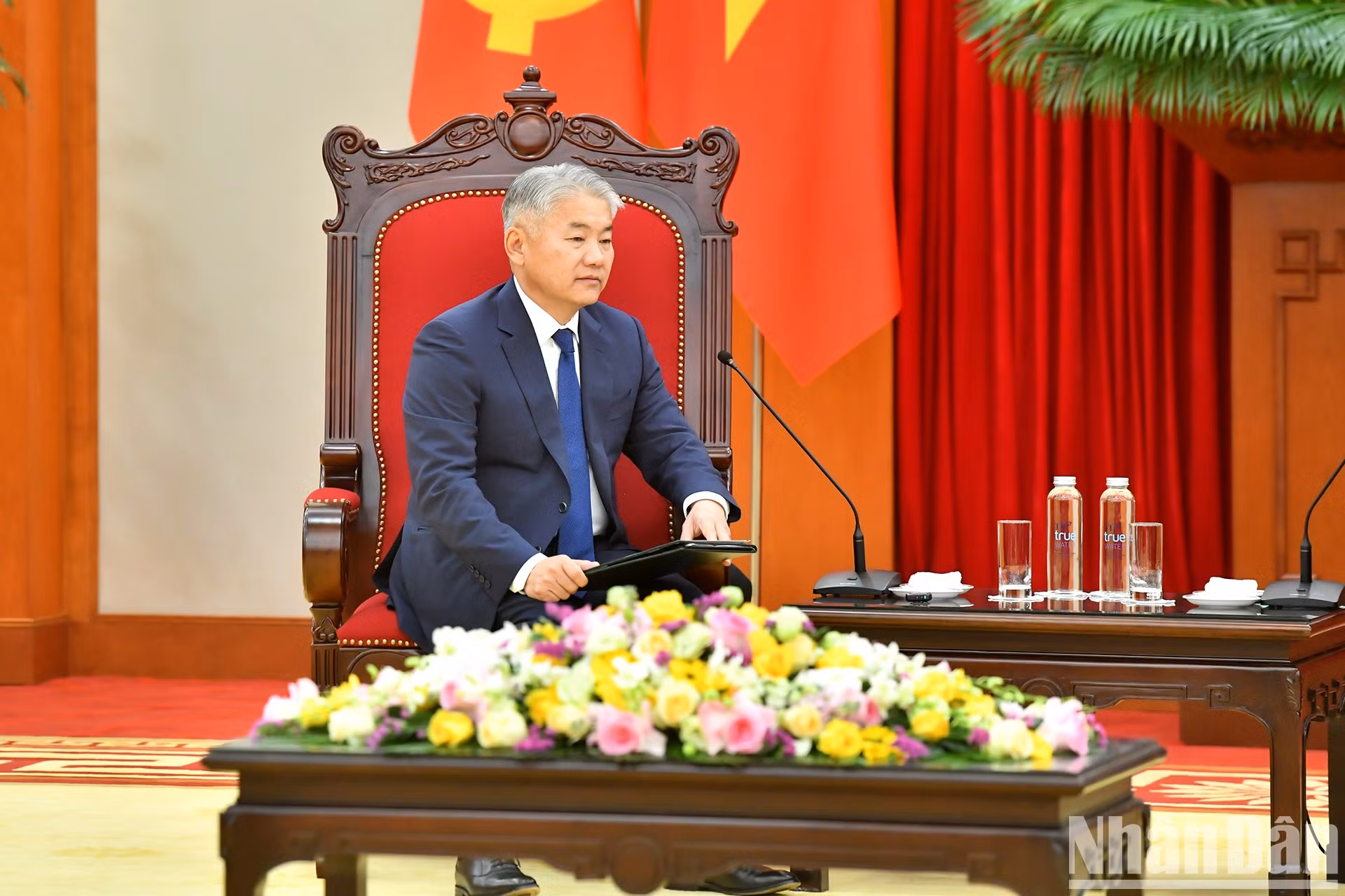 El ministro de Alimentación, Agricultura e Industria Ligera de Mongolia, Khayangaa Bolorchuluun, habla en la cita.