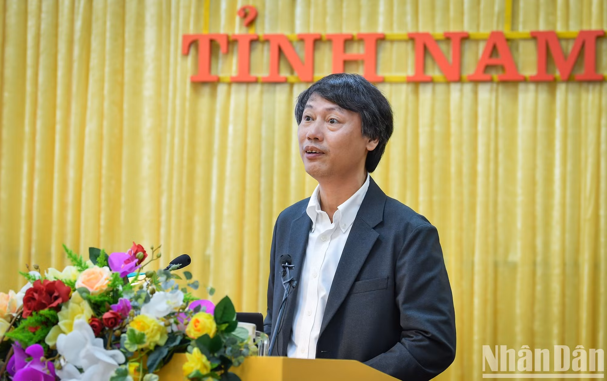 Hoang Van Hoan, Subdirector del Departamento de Escuelas Políticas de la Academia Nacional de Política de Ho Chi Minh, expone su ponencia sobre la necesidad y las condiciones del desarrollo económico ecológico.