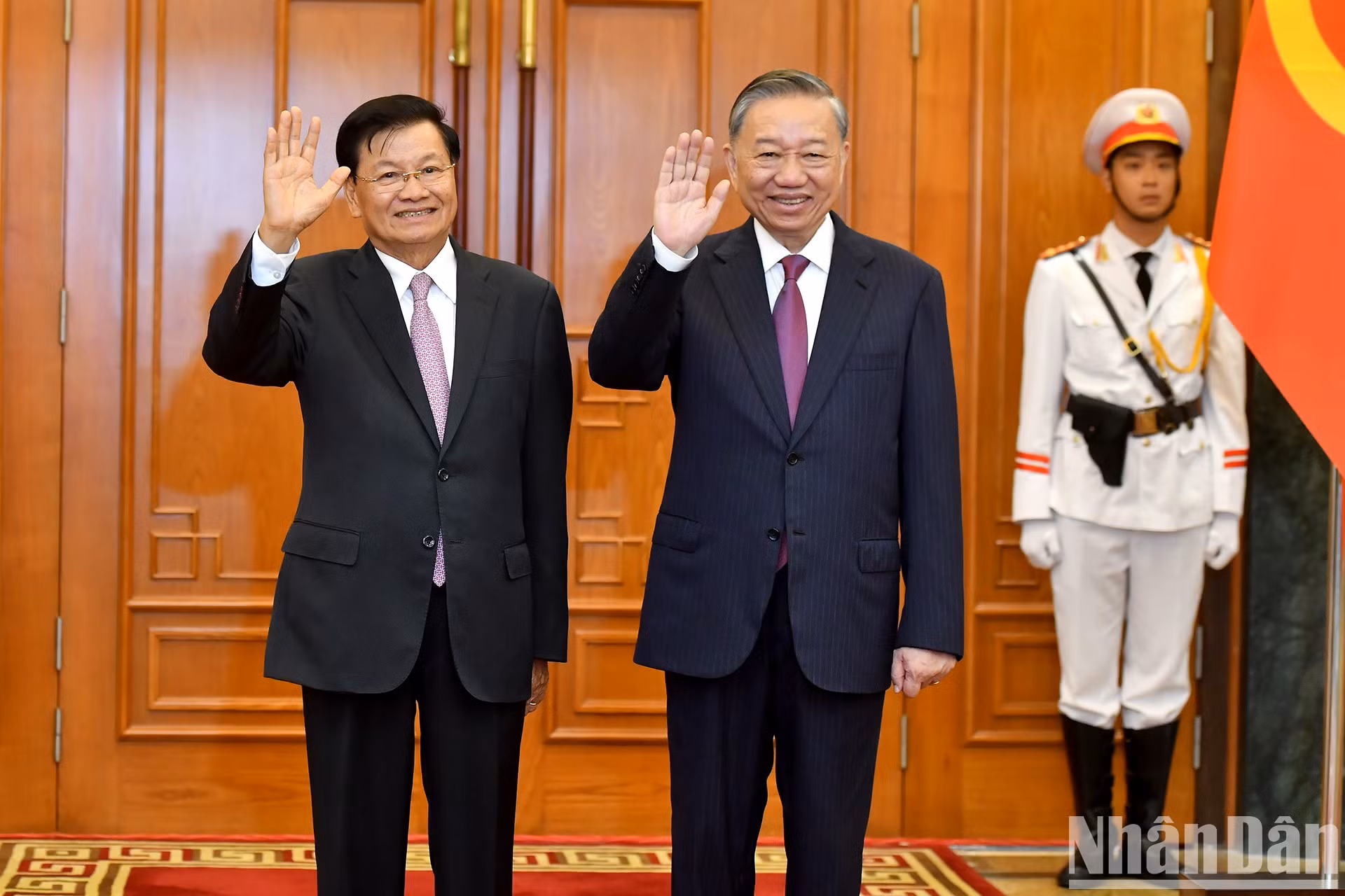 Ambos dirigentes de Vietnam y Laos toman una foto antes de empezar la reunión.