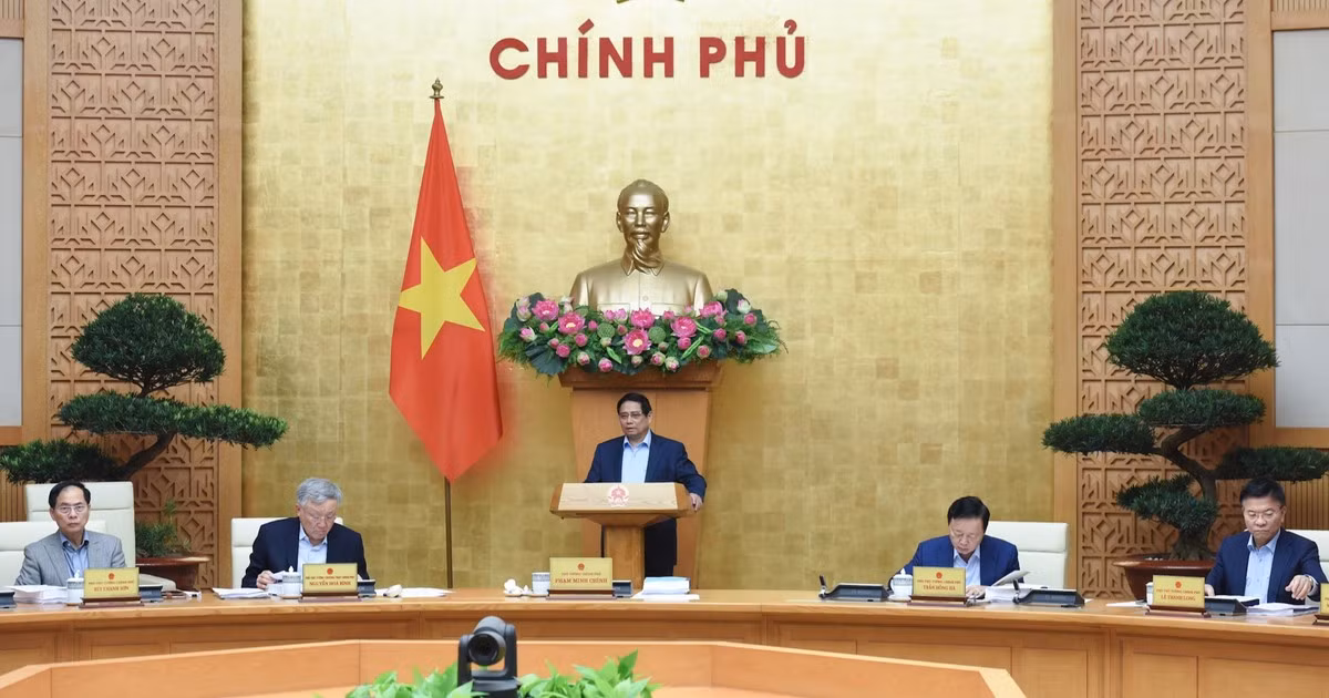 El primer ministro de Vietnam, Pham Minh Chinh, presidió hoy una reunión mensual sobre la elaboración de leyes en abril de 2025.