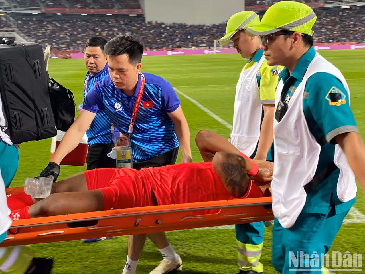 Xuan Son no puede continuar jugando y es trasladado de inmediato al hospital. Xuan Son no puede continuar jugando y es trasladado de inmediato al hospital.