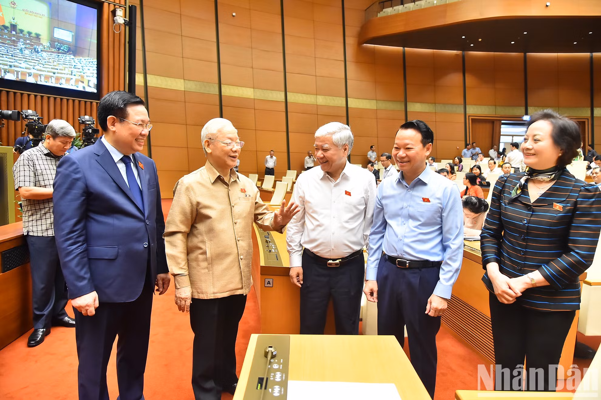 El secretario general del PCV, Nguyen Phu Trong (segundo a la izquierda); el presidente de la Asamblea Nacional, Vuong Dinh Hue (a la derecha); el presidente del Comité Central del Frente de la Patria de Vietnam, Do Van Chien (centro), y los delegados en la reunión.