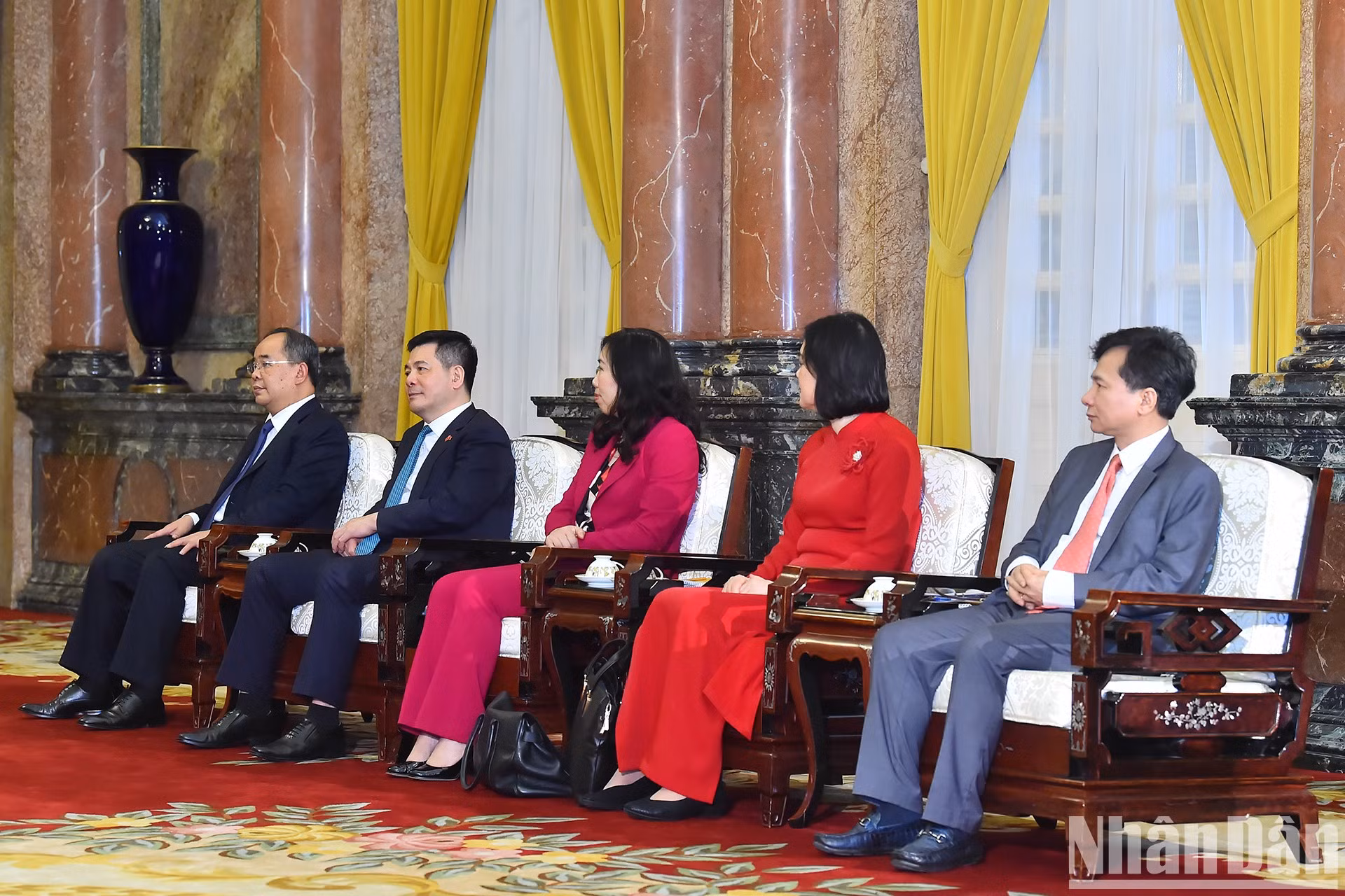 Funcionarios vietnamitas asisten al encuentro.