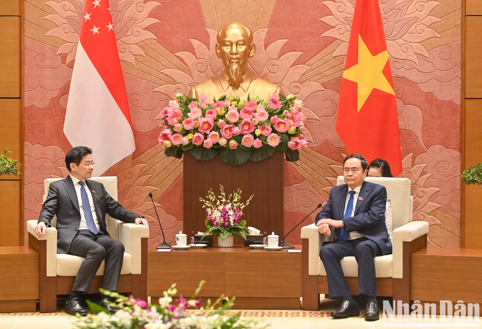 El presidente de la ANV, Tran Thanh Man, intercambia con el primer ministro de Singapur, Lawrence Wong.