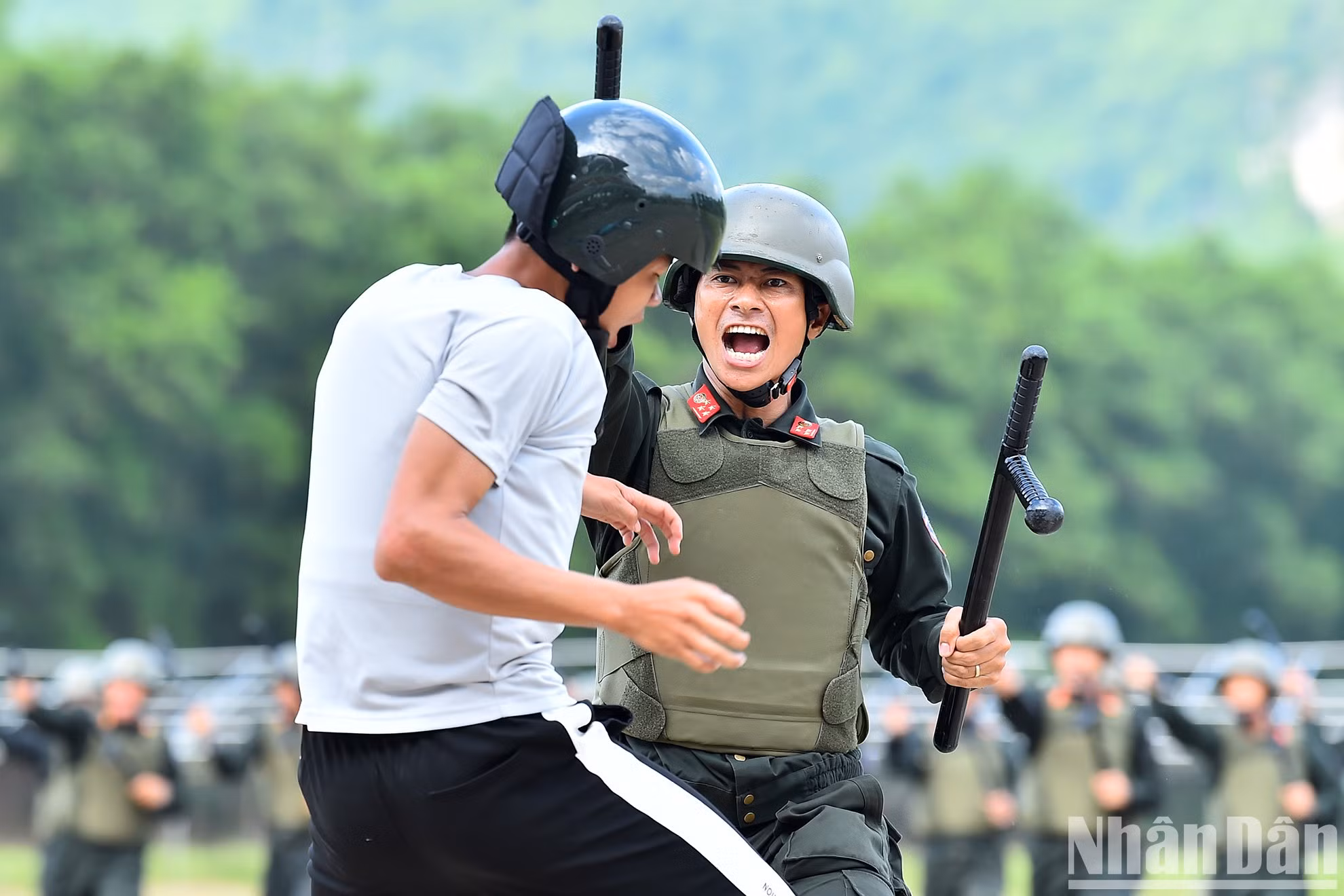 Los entrenamientos contribuyen a elevar la condición física y la técnica de los policías. Los entrenamientos contribuyen a elevar la condición física y la técnica de los policías.