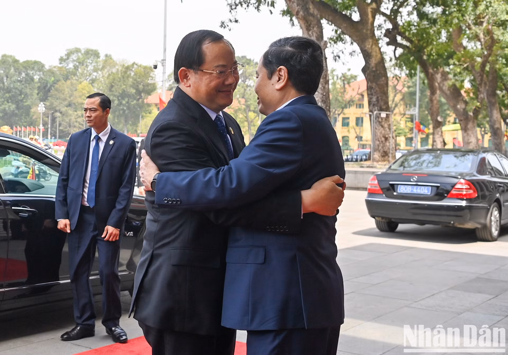 El máximo legislador de Vietnam, Tran Thanh Man, (D) saluda al permier laosiano, Sonexay Siphandone.