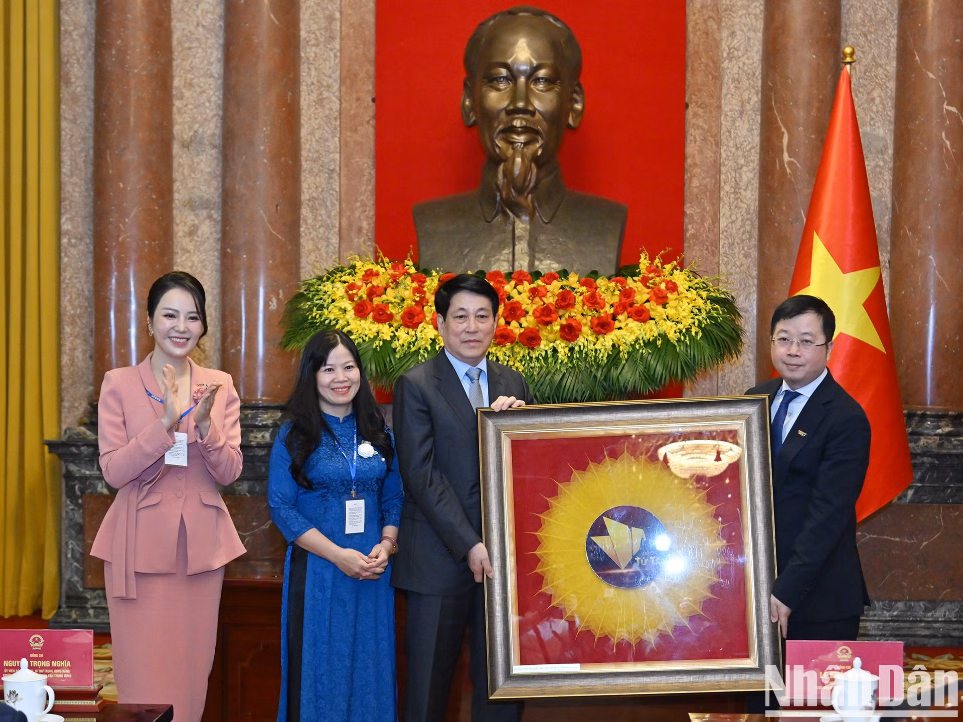 El director general de la Televisión Nacional, Nguyen Thanh Lam, y el equipo de producción del programa "Acciones Bondadosas" entregan un regalo al presidente del país. El director general de la Televisión Nacional, Nguyen Thanh Lam, y el equipo de producción del programa "Acciones Bondadosas" entregan un regalo al presidente del país.