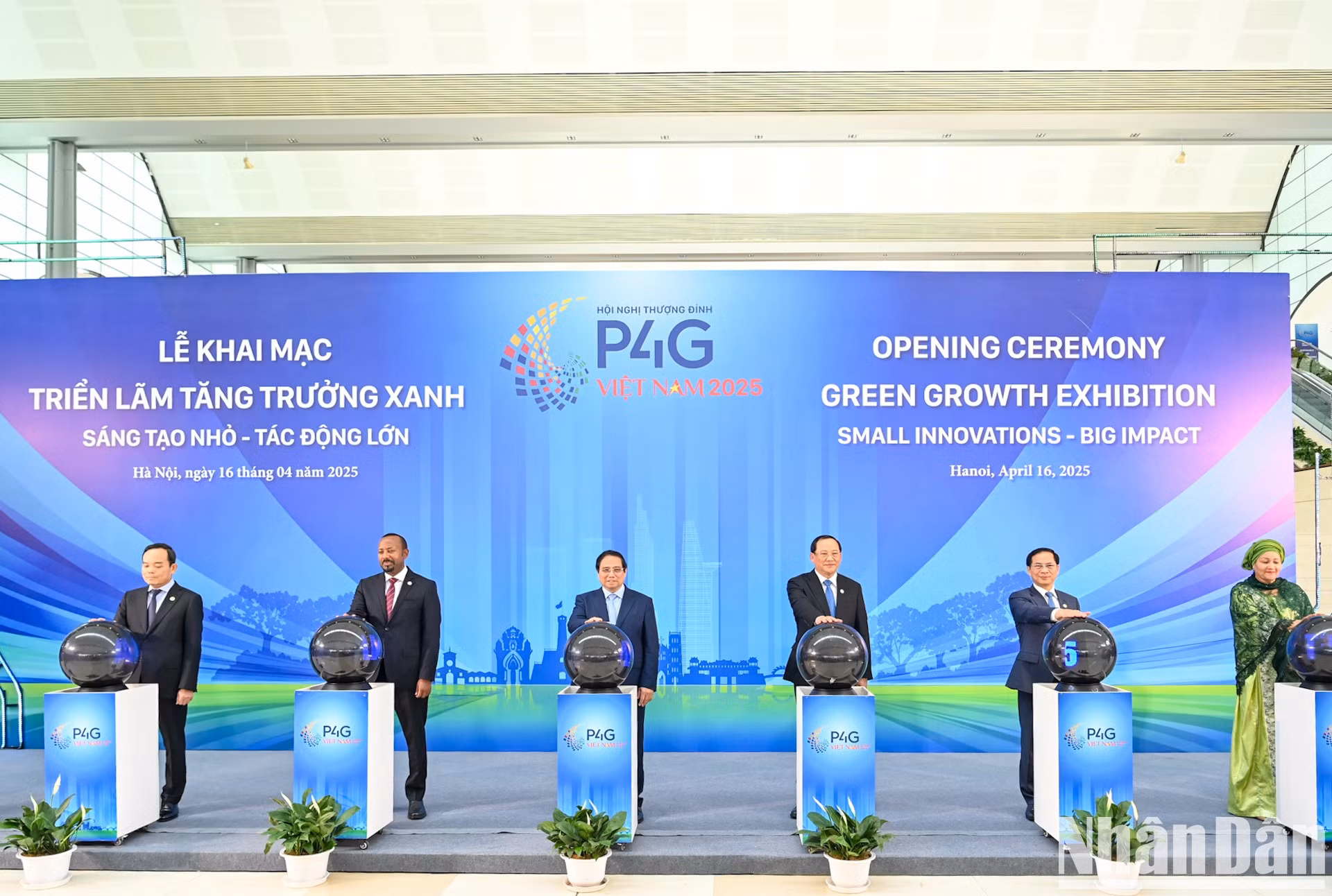El primer ministro de Vietnam, Pham Minh Chinh (tercero a la izquierda) y los delegados inauguran la exhibición.